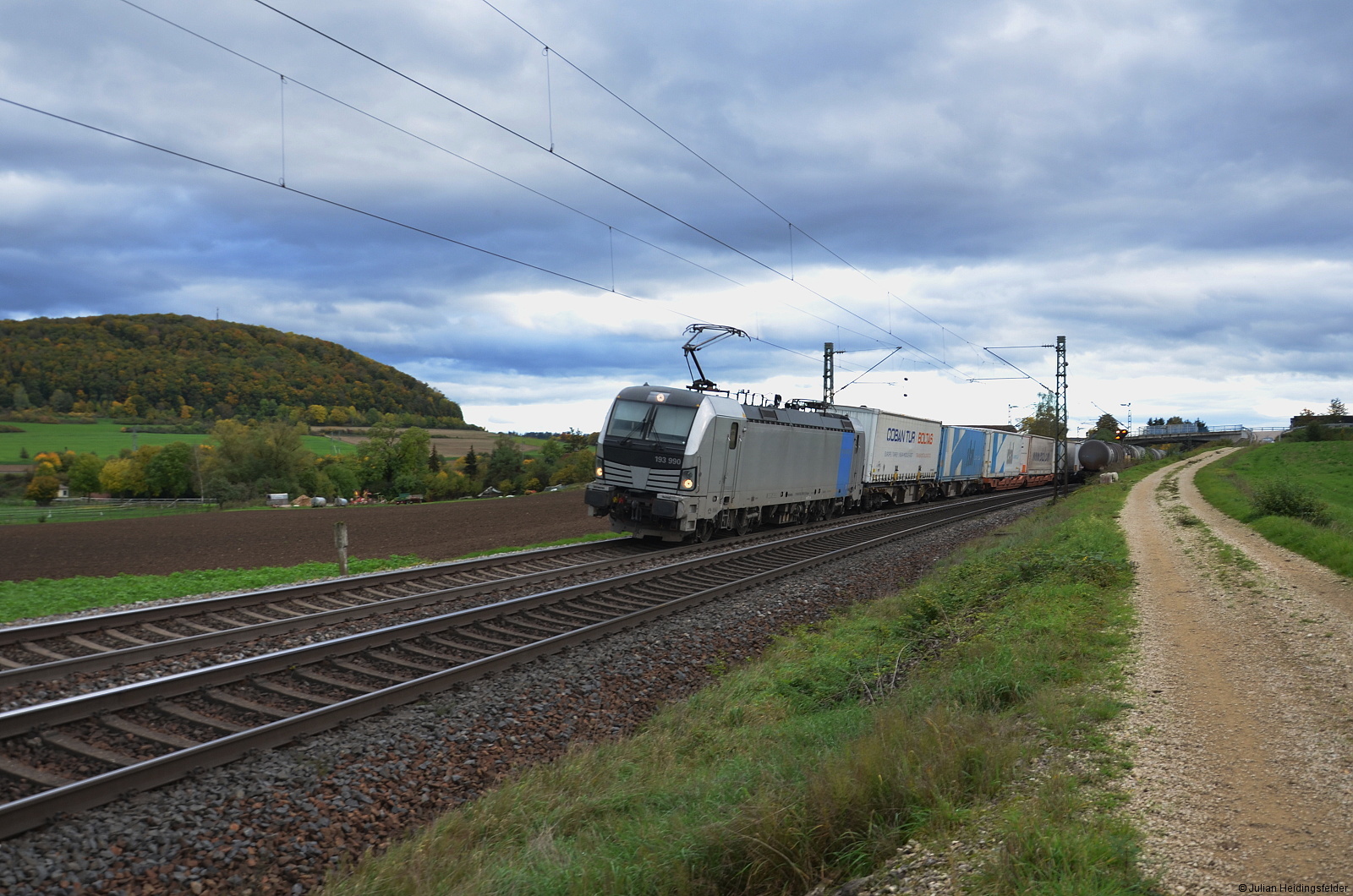 Railpool Vectron 193 990-8 zieht am Abend des 15.10.2022 ihren KLV-Zug in Richtung Gunzenhausen. Aufgenommen am Km 1.5 der Strecke Treuchtlingen-Würzburg
