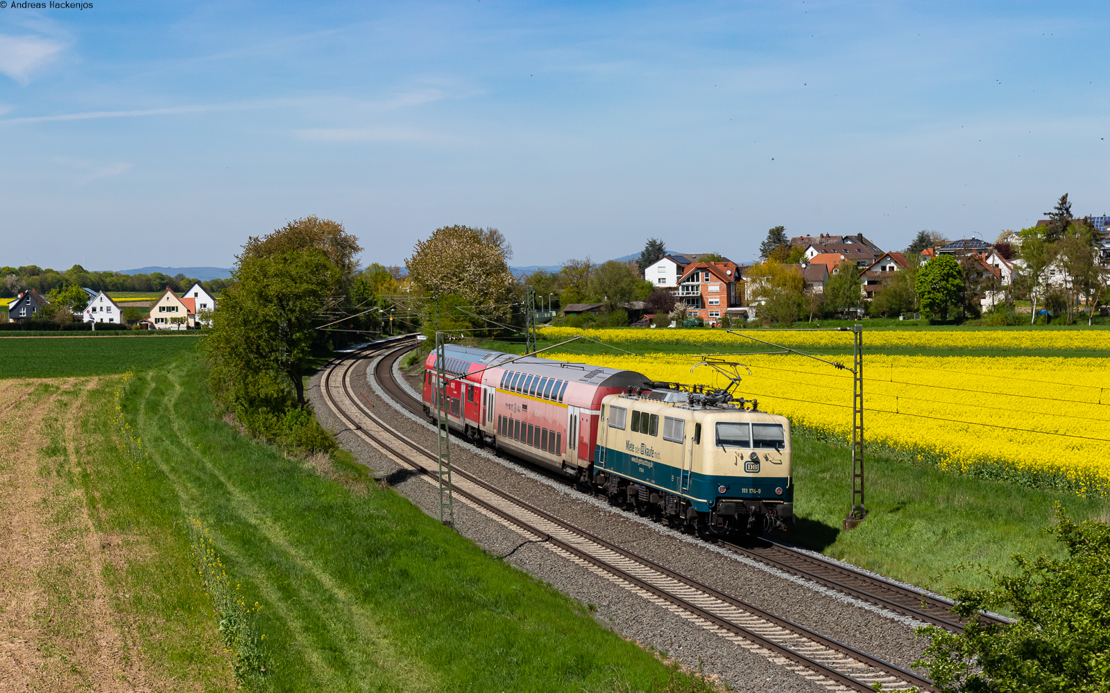 RB 99010 (Hanau Hbf – Gießen) mit Schublok 111 174 bei Kirch Göns 3.4.23
