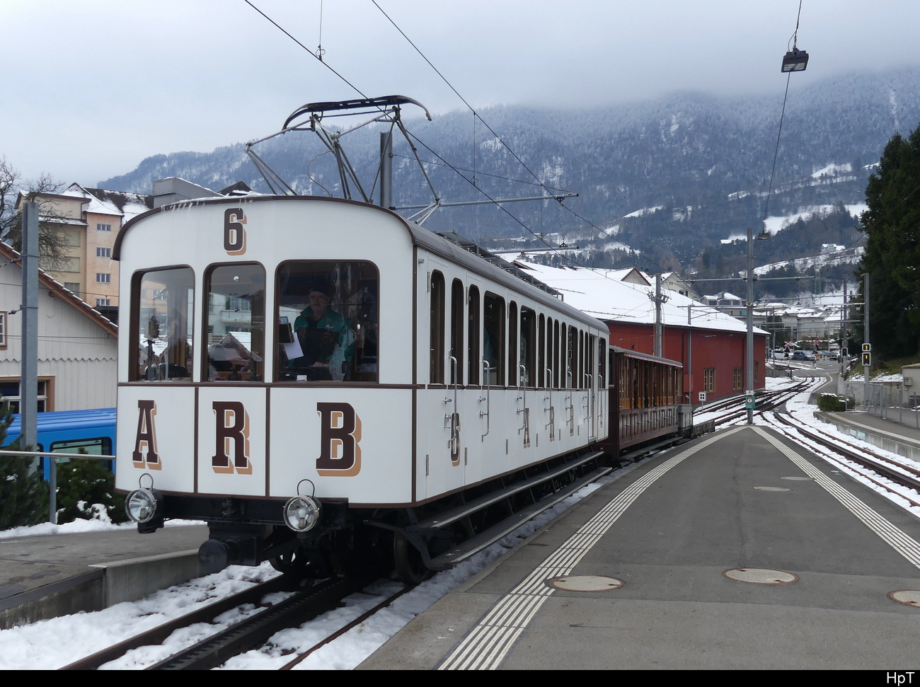 RB - Triebwagen BCFhe 2/3  6 mit 2 wagen im Bhf. von Arth-Goldau am 2023.01.29