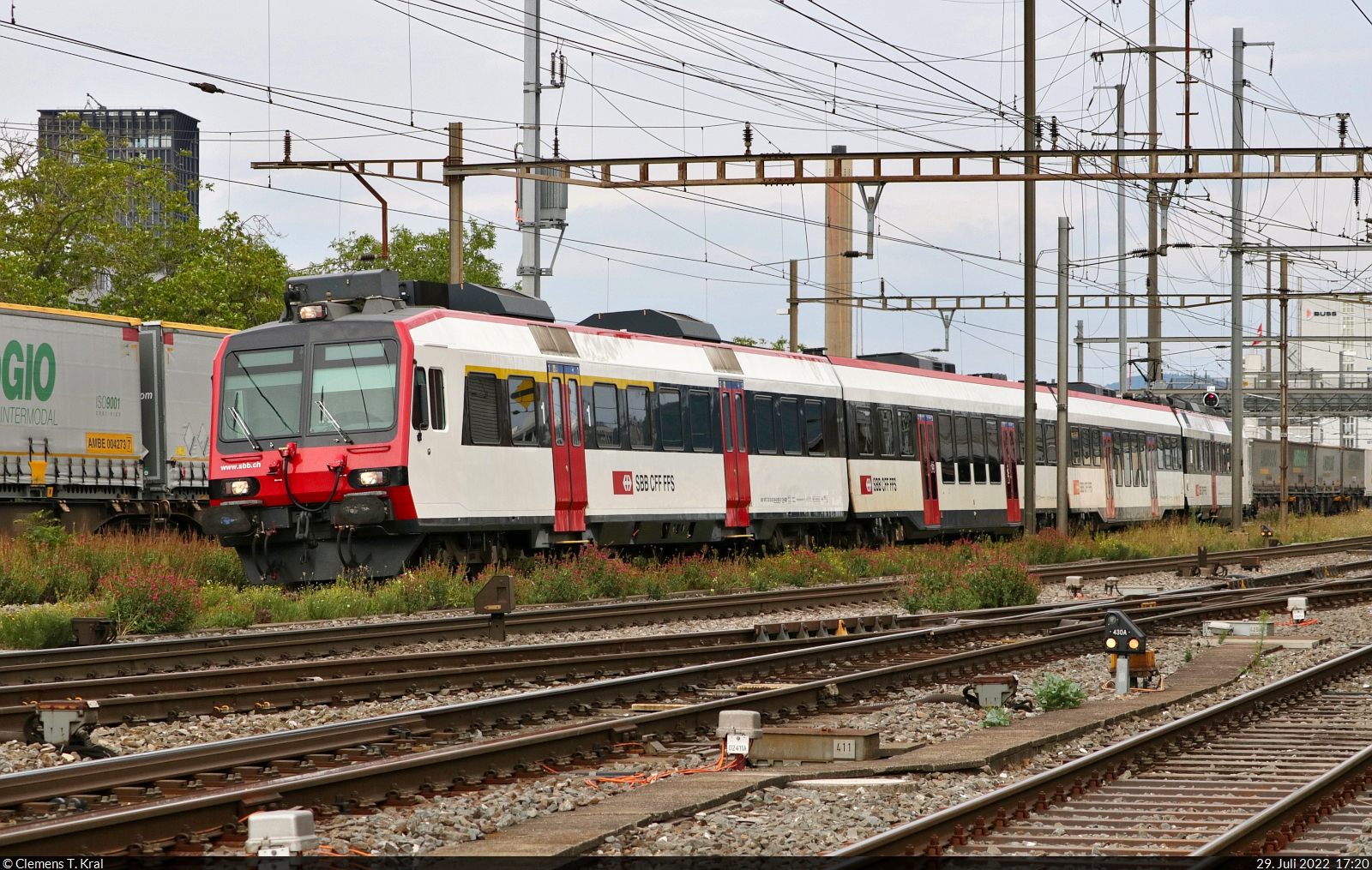 RBDe 4/4 (ABt NPZ DO 50 85 39-43 857-0 CH-SBB) durchfährt vermutlich leer den Bahnhof Pratteln (CH) Richtung Basel SBB.

🧰 SBB
🕓 29.7.2022 | 17:20 Uhr