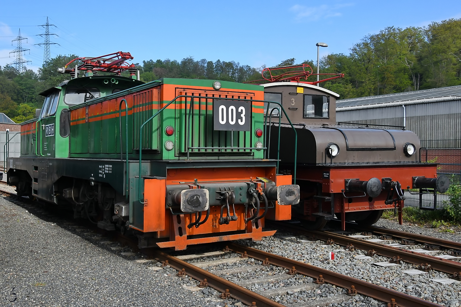 RBH  003  ist eine von Henschel gebaute Drehstrom-Elektrolokomotive des Typs E 1200, daneben steht die 1913 bei AEG gebaute elektrische Gleichstromlokomotive LPD Berlin Nr.3. (Eisenbahnmuseum Bochum-Dahlhausen, April 2026)