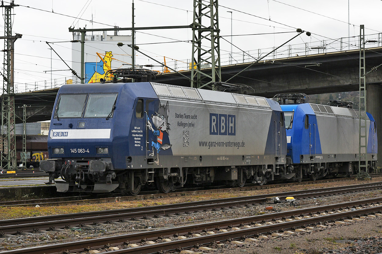 RBH 145 053-4 & 145 097-2 angestellt in Plochingen 24.12.2021