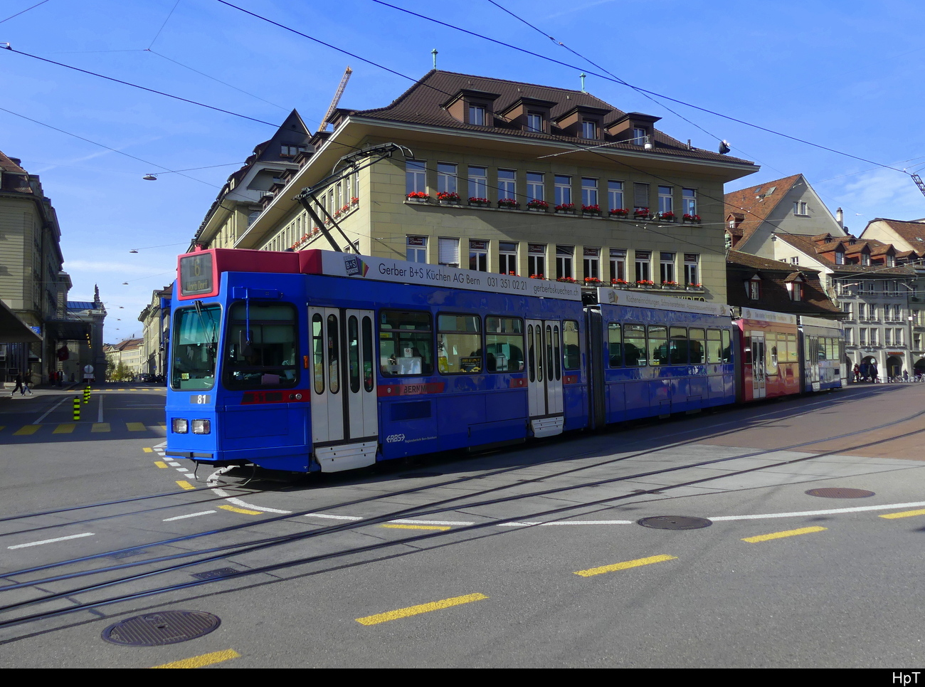RBS / Bern Mobil - Tram Be 4/10  81 unterwegs auf der Linie 6 in der Stadt Bern am 06.11.2022