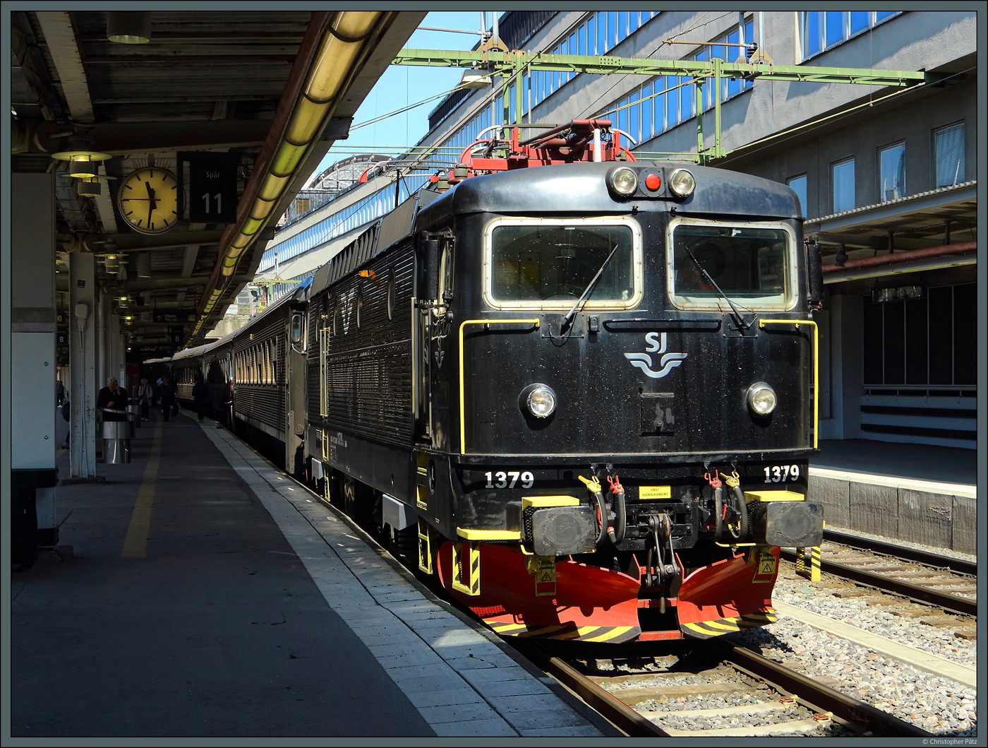 Rc6 1379 der SJ hat den IC 17 aus Falun nach Stockholm Central gebracht. Nach dem Umsetzen der Lok wird der Zug als IC 10 zurück in den Norden nach Duved fahren.
