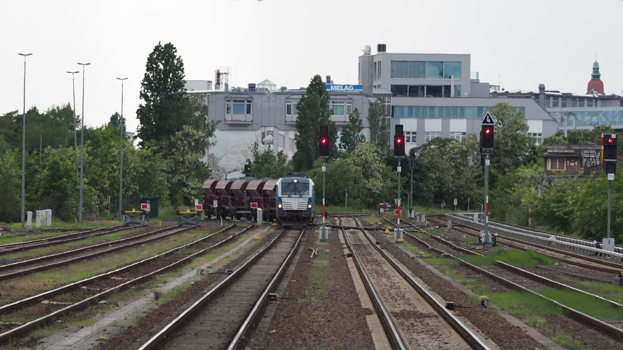 RDC-Autozug 247 909 kommt mit ein paar Schotterwagen aus der Verbindung der Anhalter Bahn auf den Berliner Innenring gefahren, aufgenommen vom Bahnhof Tempelhof.

Berlin, der 23.05.2026