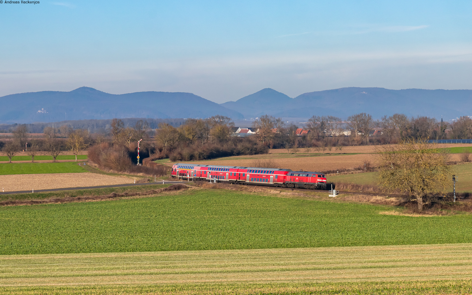 RE 12014 (Karlsruhe Hbf - Neustadt(W) Hbf) geschoben von 218 401 bei Winden 14.1.25