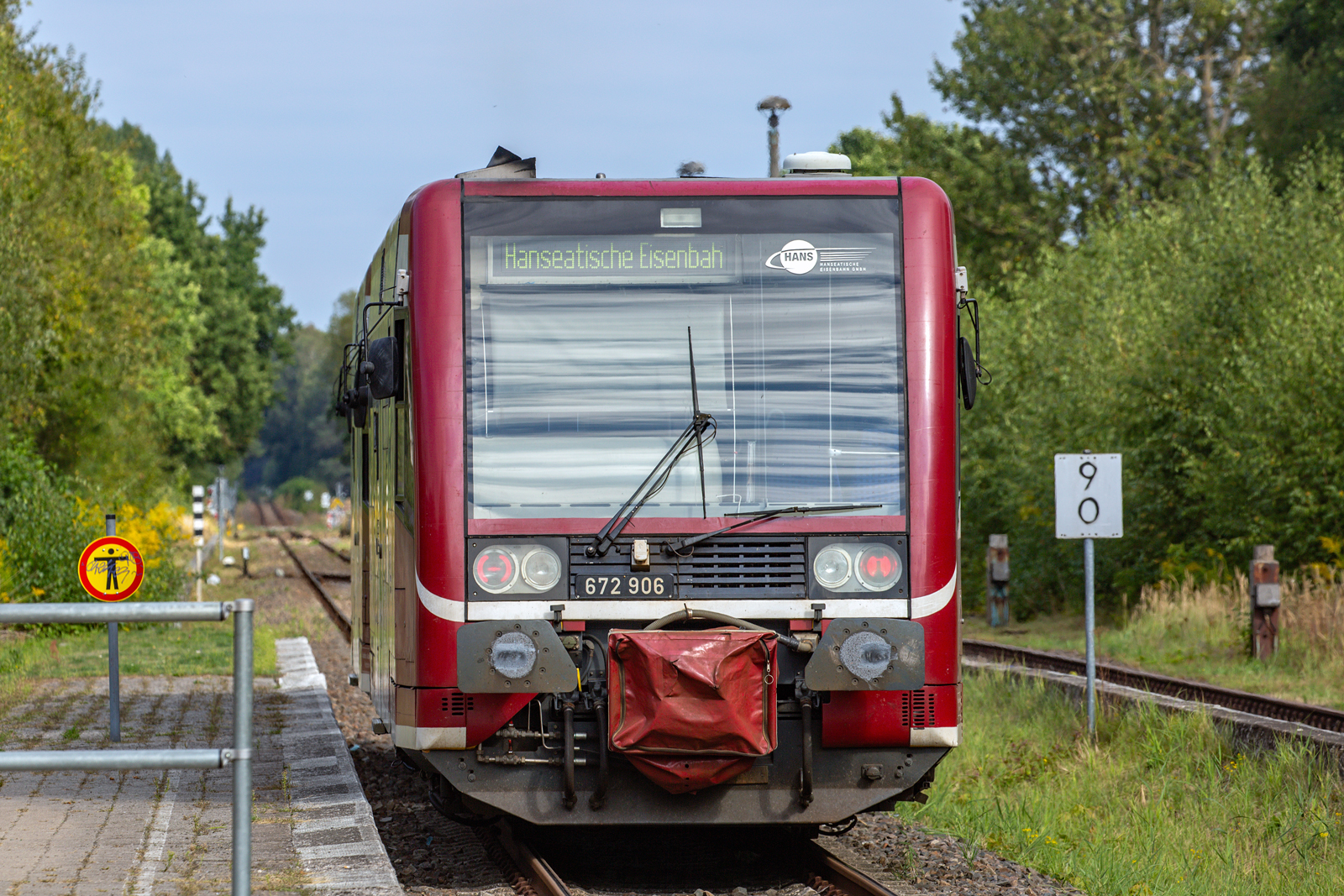 RE 16, der HANS, mit LVTS  BR 672 abfahrend in Mirow. - 11.09.2026