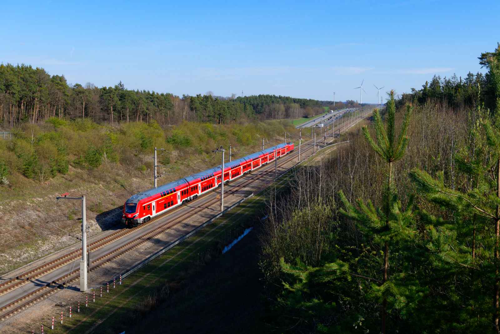 RE 4028 (München Hbf - Nürnberg Hbf) bei Allersberg (Rothsee), 25.04.2021