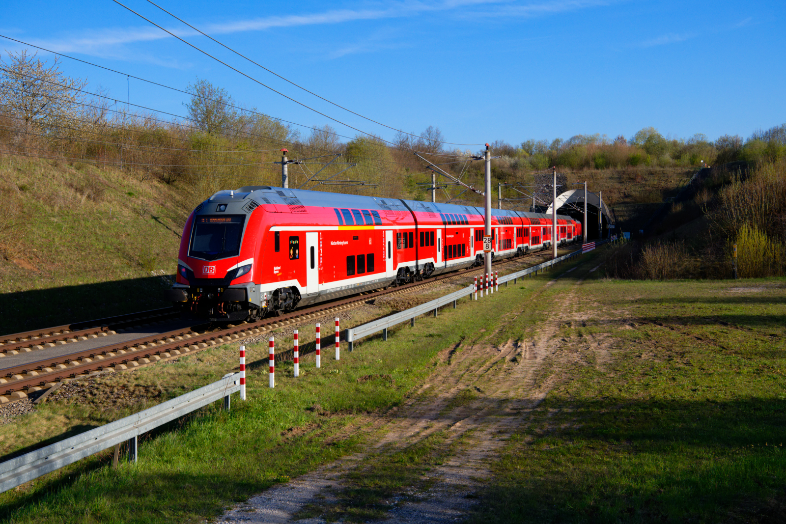 RE 4035 (München Hbf - Ingolstadt Hbf) bei Allersberg (Rothsee), 25.04.2021