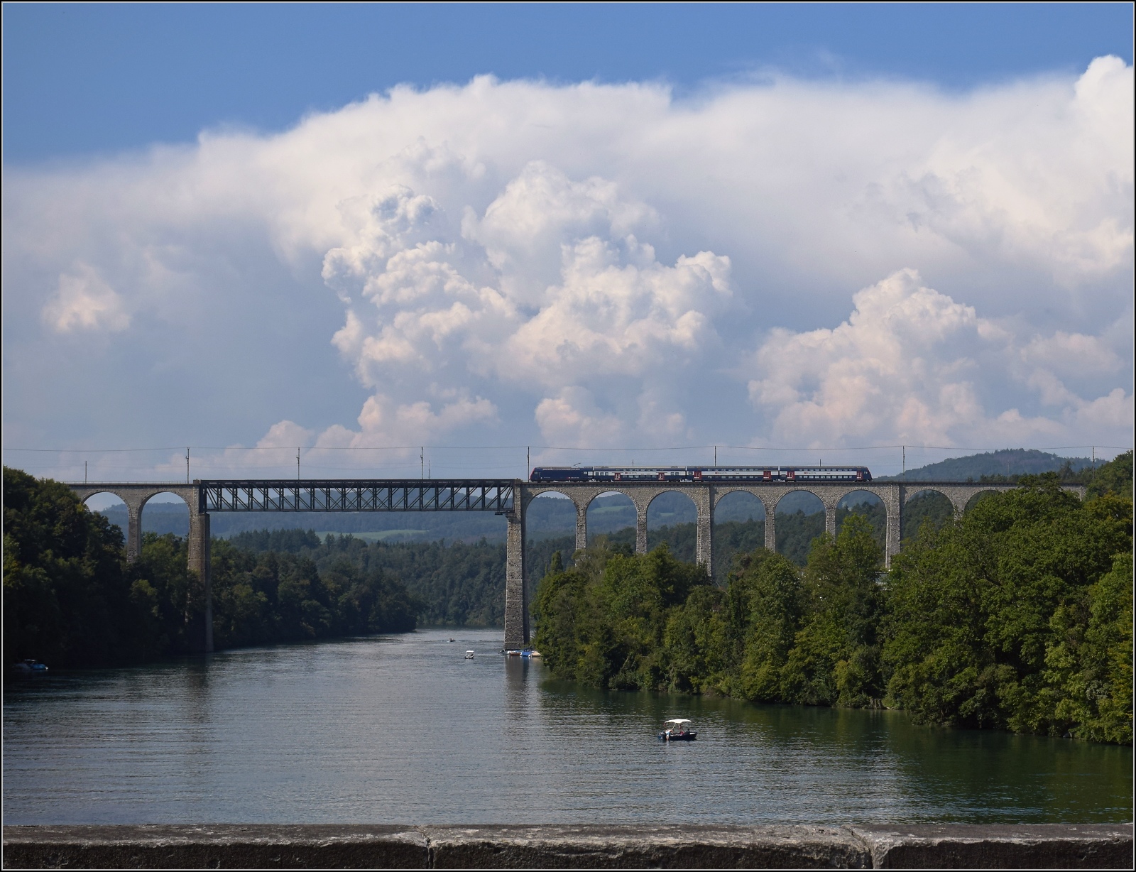 Re 450 mit S-Bahn auf der Rheinbrücke in Eglisau. September 2021.