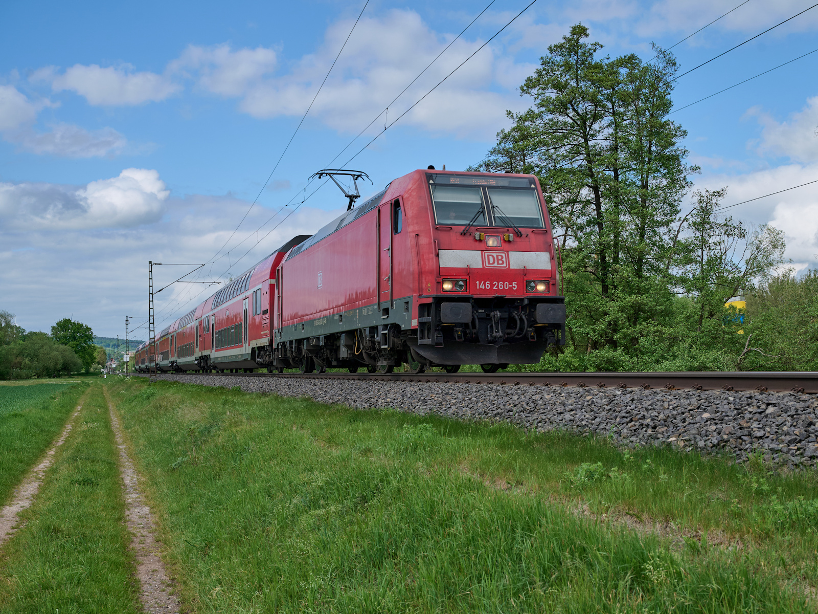 RE 4529 von Bad Hersfeld nach Frankfurt wurde am 08.05.2026 von 146 260 gezogen. Bei Unterhaun hatte der Zug gerade ein paar Kilometer Strecke hinter sich.