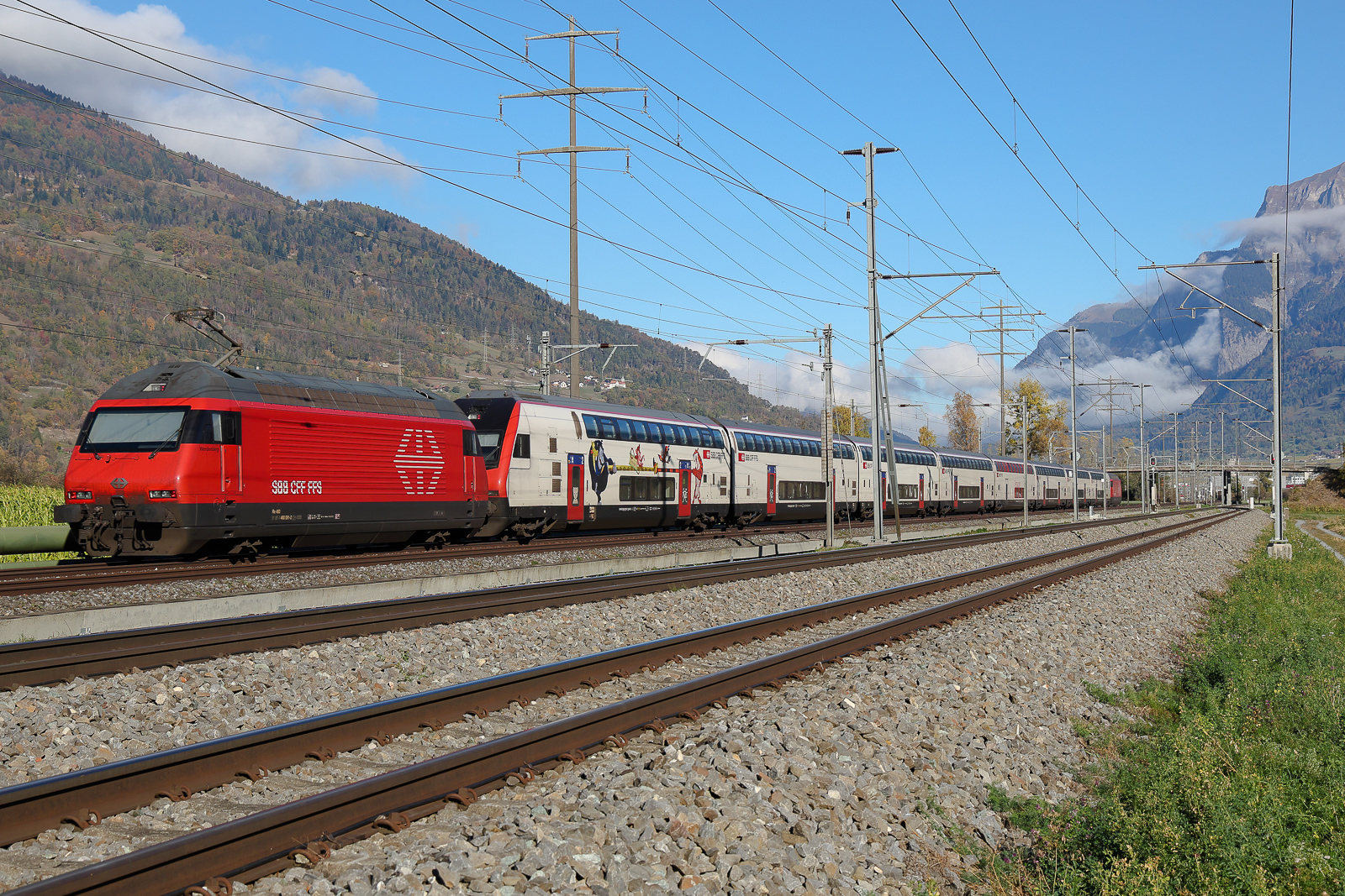 Re 460 091-2 zieht einen tierischen Doppelstocker im Sandwich am 29.10.26 bei Zizers.