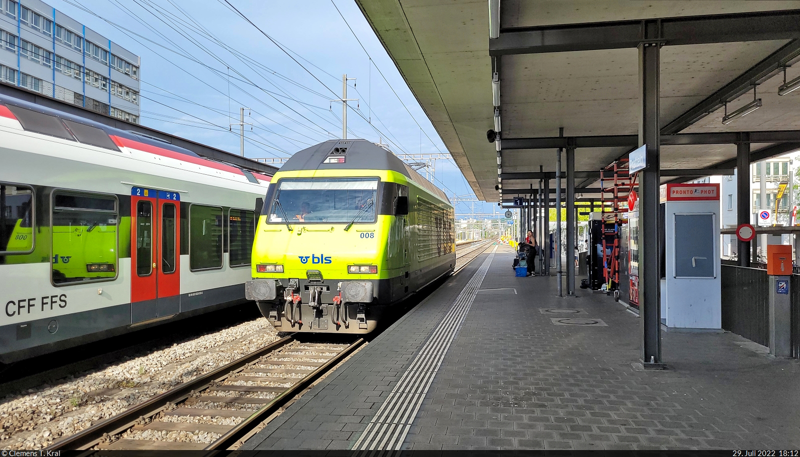 Re 465 008-1 ist auf Durchfahrt im Bahnhof Pratteln (CH) Richtung Basel SBB RB und spiegelt sich im Fenster der einfahrenden S-Bahn.

🧰 BLS Cargo AG (BLSC)
🕓 29.7.2022 | 18:12 Uhr