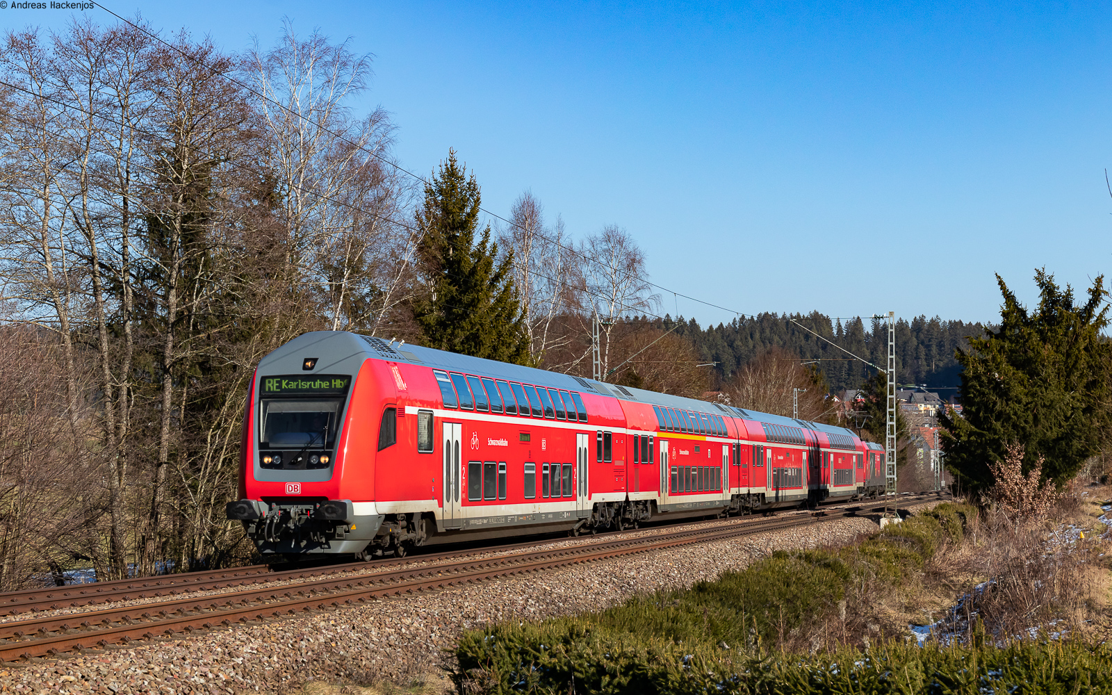 RE 4724 (Konstanz - Karlsruhe Hbf) mit Schublok 146 236-5  Triberg/Schwarzwaldbahnerlebnispfad) bei St.Georgen 10.2.23