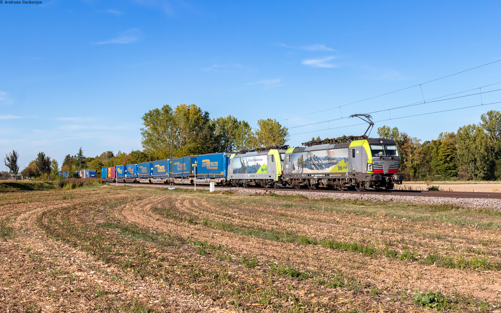 Re 475 421 und Re 486 505 (kalt) mit dem DGS 43501 (Zeebrugge Ramskapelle - Novara Boschetto) bei Riegel 23.9.26