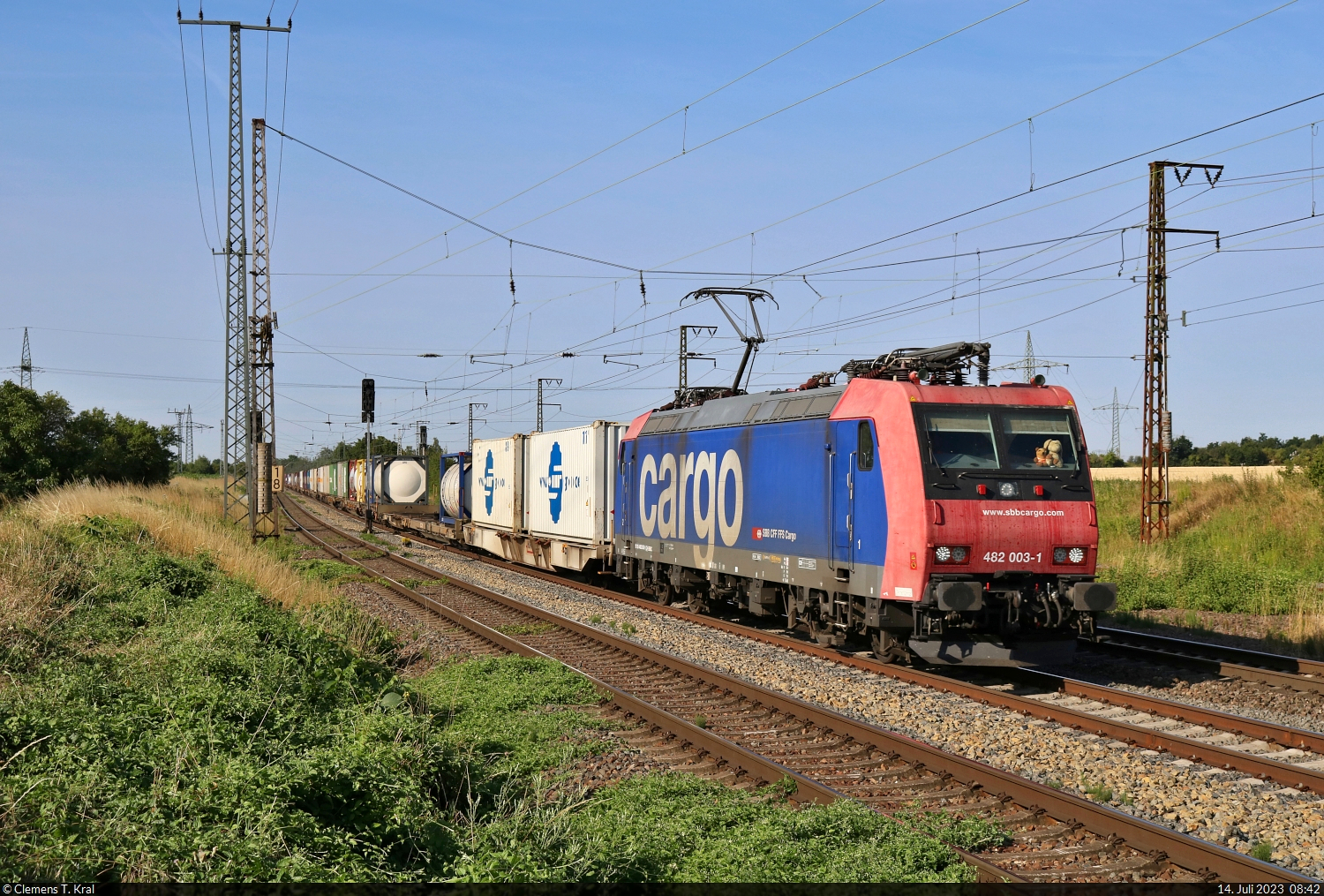 Re 482 003-1 unterwegs mit (Kessel-)Containern in Großkorbetha in nördlicher Richtung.

🧰 SBB Cargo AG, vermietet an die SBB Cargo International AG
🕓 14.7.2023 | 8:42 Uhr