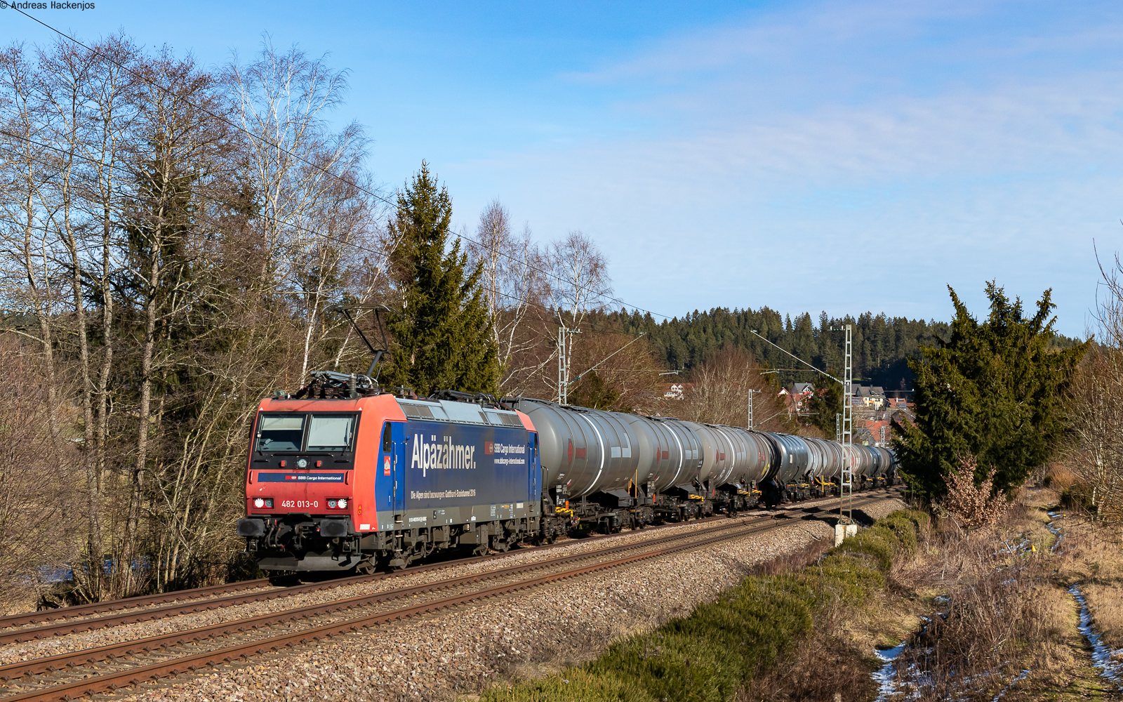 Re 482 013-0 mit dem DGS 42642 (Basel SBB RB - Karlsruhe Gbf) bei St.Georgen 11.2.23
