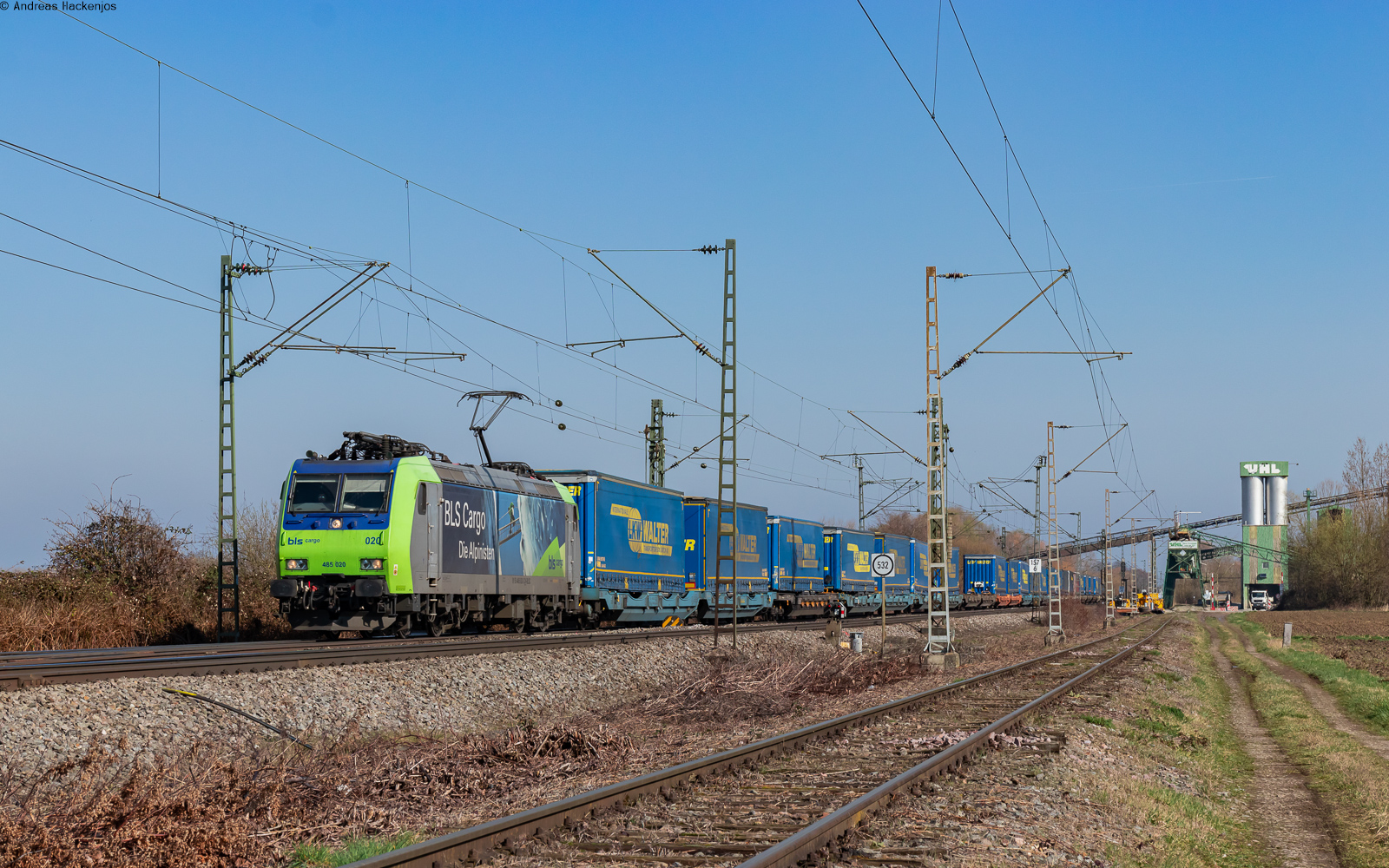 Re 485 020 mit dem DGS 43501 (Zeebrugge Ramskapelle - Domo II) in Friesenheim 8.3.24