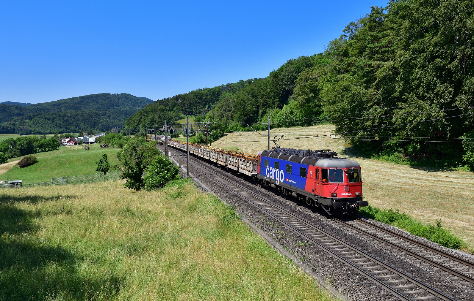 Re 620 035 mit einem Güterzug am 07.06.2023 bei Villnachern.