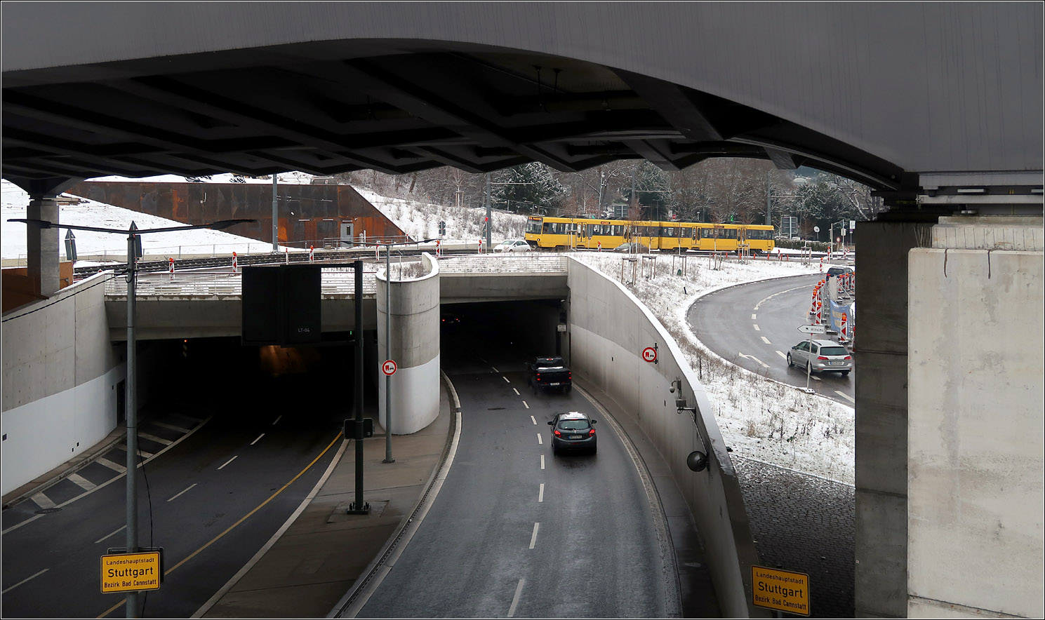 Recht klein - 

... wirkt der Stuttgarter Stadtbahn-Triebwagen neben den großen Verkehrsbauwerken unterhalb des Rosensteinparkes. Unten das Portal des Rosenstein-Autotunnels, darüber die zukünftige Bahnbrücke.
Etwa an dieser Stelle lag früher die Haltestelle Wilhelma, die aufgrund der Verkehrsprojekte an deren Haupteingang verschoben wurde. Gegenüber früher wurde die Trasse der Stadtbahn etwas höher gelegt, so dass hier heute über ein flache Kuppe gefahren wird.

22.01.2023 (M)