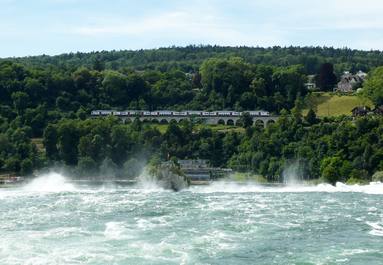 Regio-Express von Schaffhausen nach Zürich befährt den Hangviadukt beim Rheinfall bei Neuhausen. Neuhausen, 18.6.2024