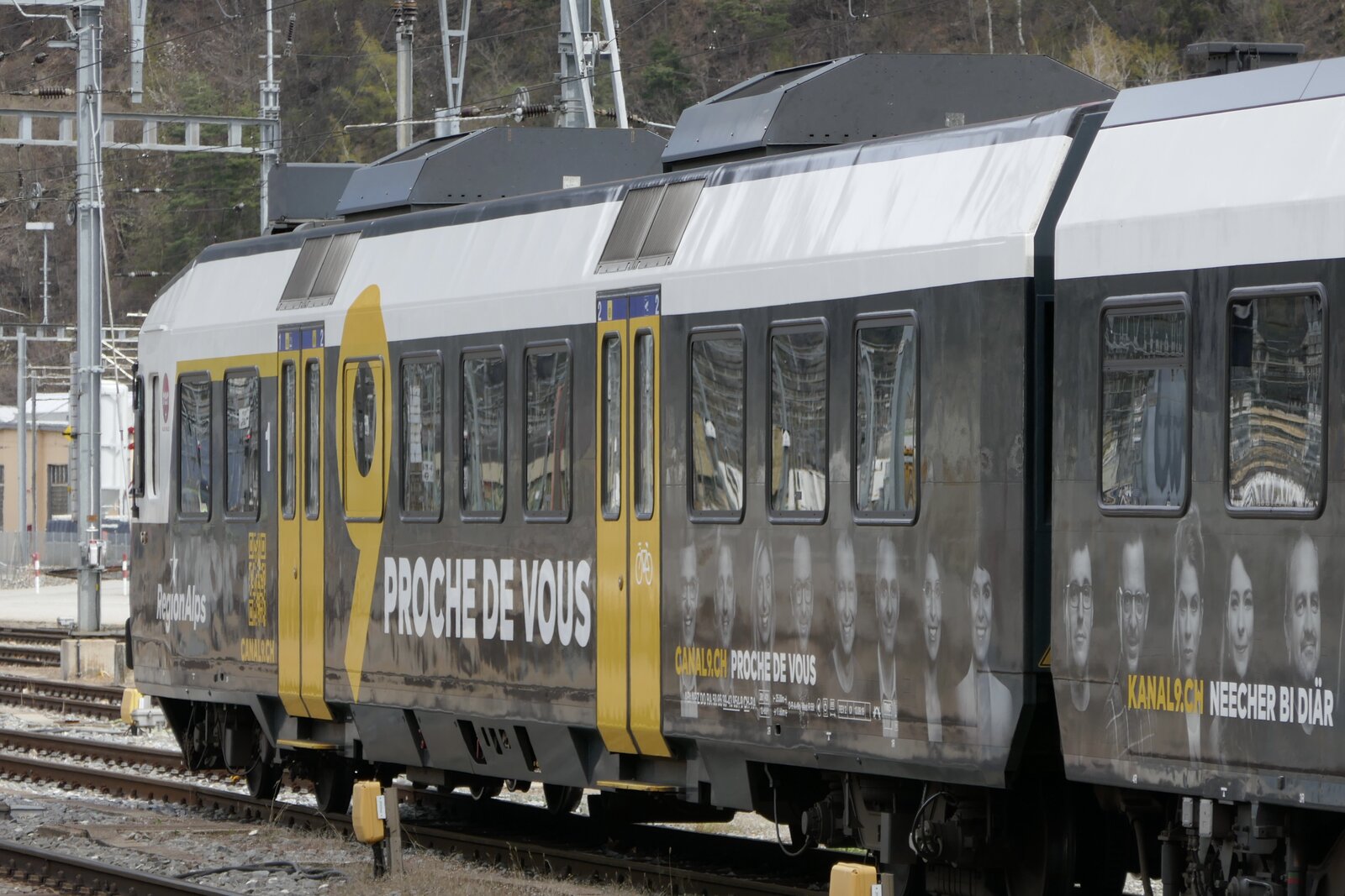 RegionAlps Domino ABt NPZ DO RA 50 85 39-43 954-9 am 10.4.23 beim Bahnhof Brig abgestellt.