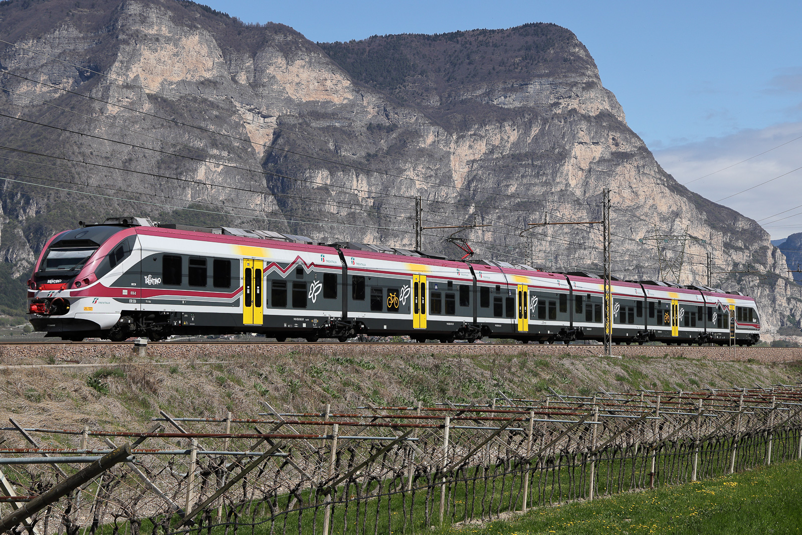 Regionalzug  ETR 526 018-B am 4.4.26 in der Nähe von Mezzocorona.