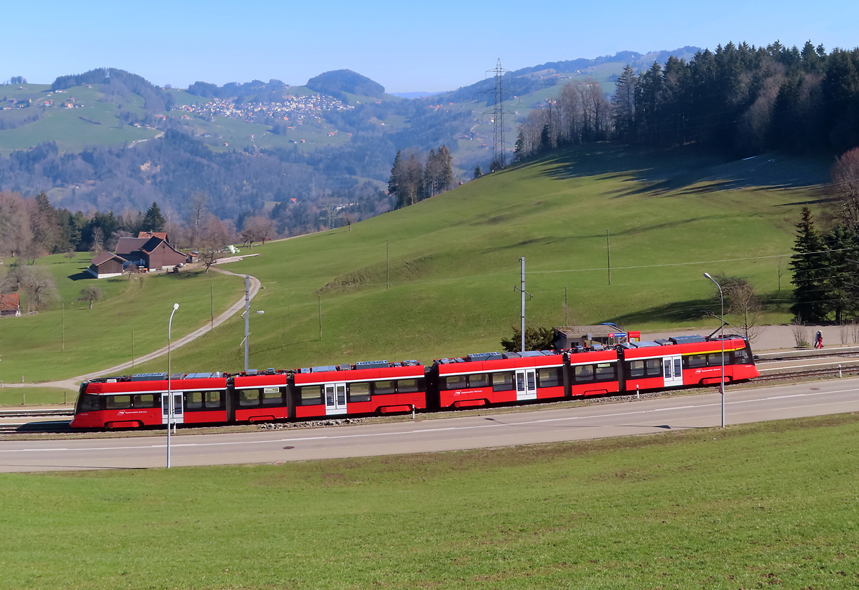 Regionalzug von Trogen nach St. Gallen in wunderschöner Landschaft in der Station Schwarzer Bären. St. Gallen, 2.3.2021