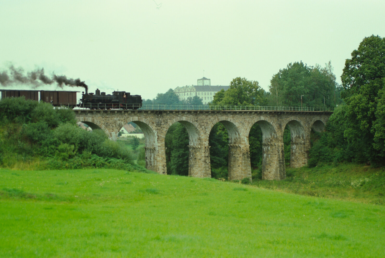Regulärer Dampfzug der Waldviertelbahn, Veitsgrabenviadukt bei Weitra. 
Datum: 20.08.1984