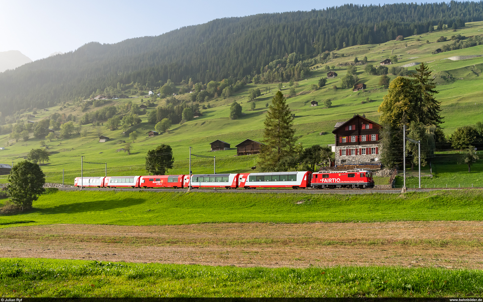 RhB Ge 4/4 II 615 / Sumvitg-Cumpadials, 1. Oktober 2023<br>
Glacier Express 906 Brig - St. Moritz