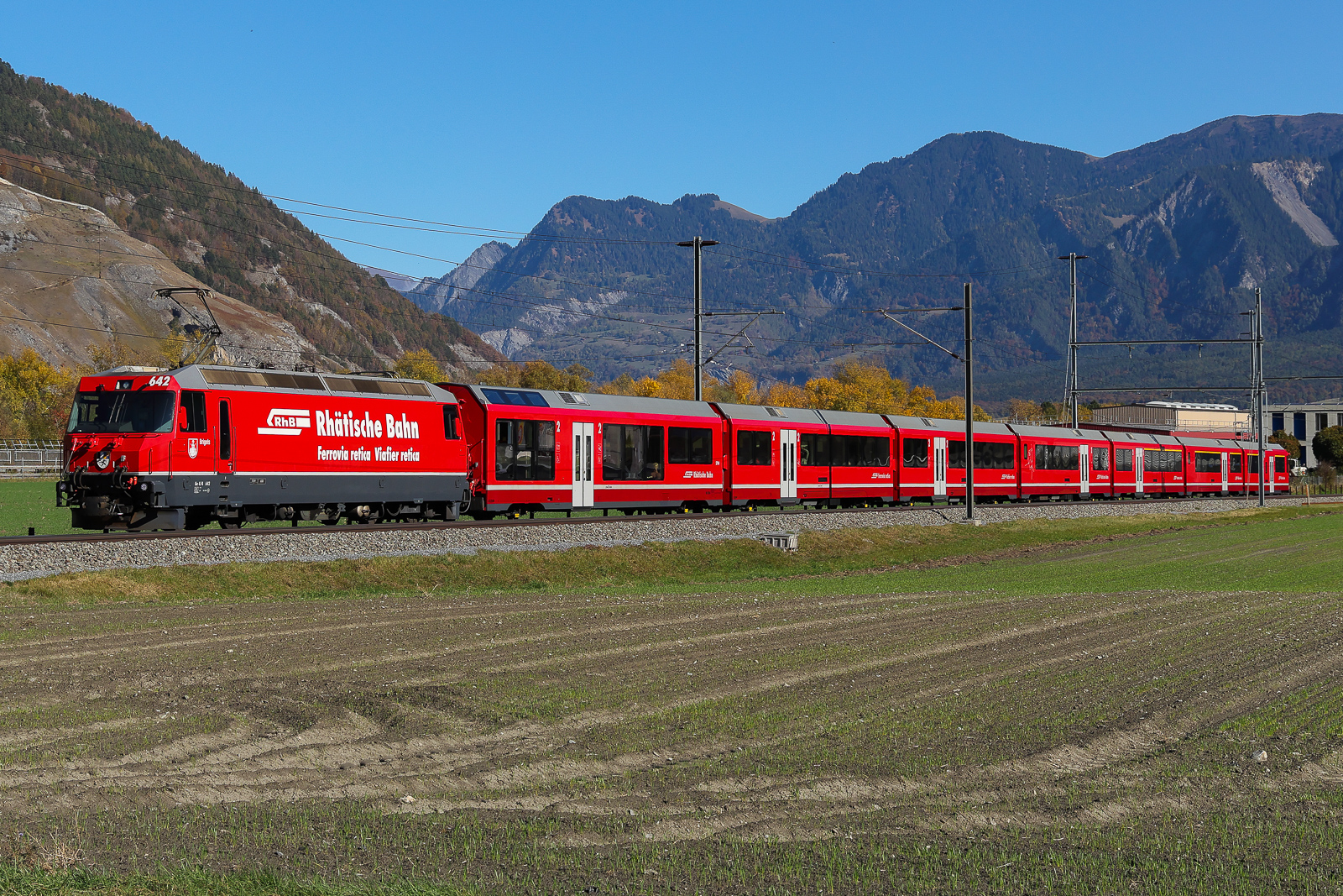 RhB Ge 4/4 III 642 mit einigen Wagen nach Thusis am 29.10.26 bei Felsberg.
