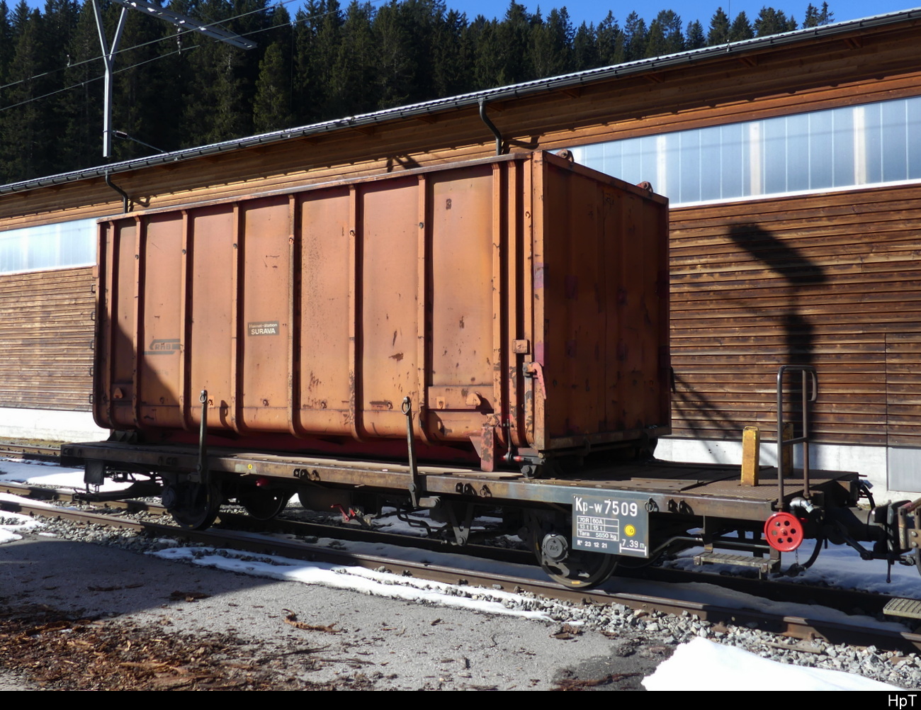 RhB - Güterwagen Kp-w  7509 mit Container abgestellt in Arosa am 05.03.2023