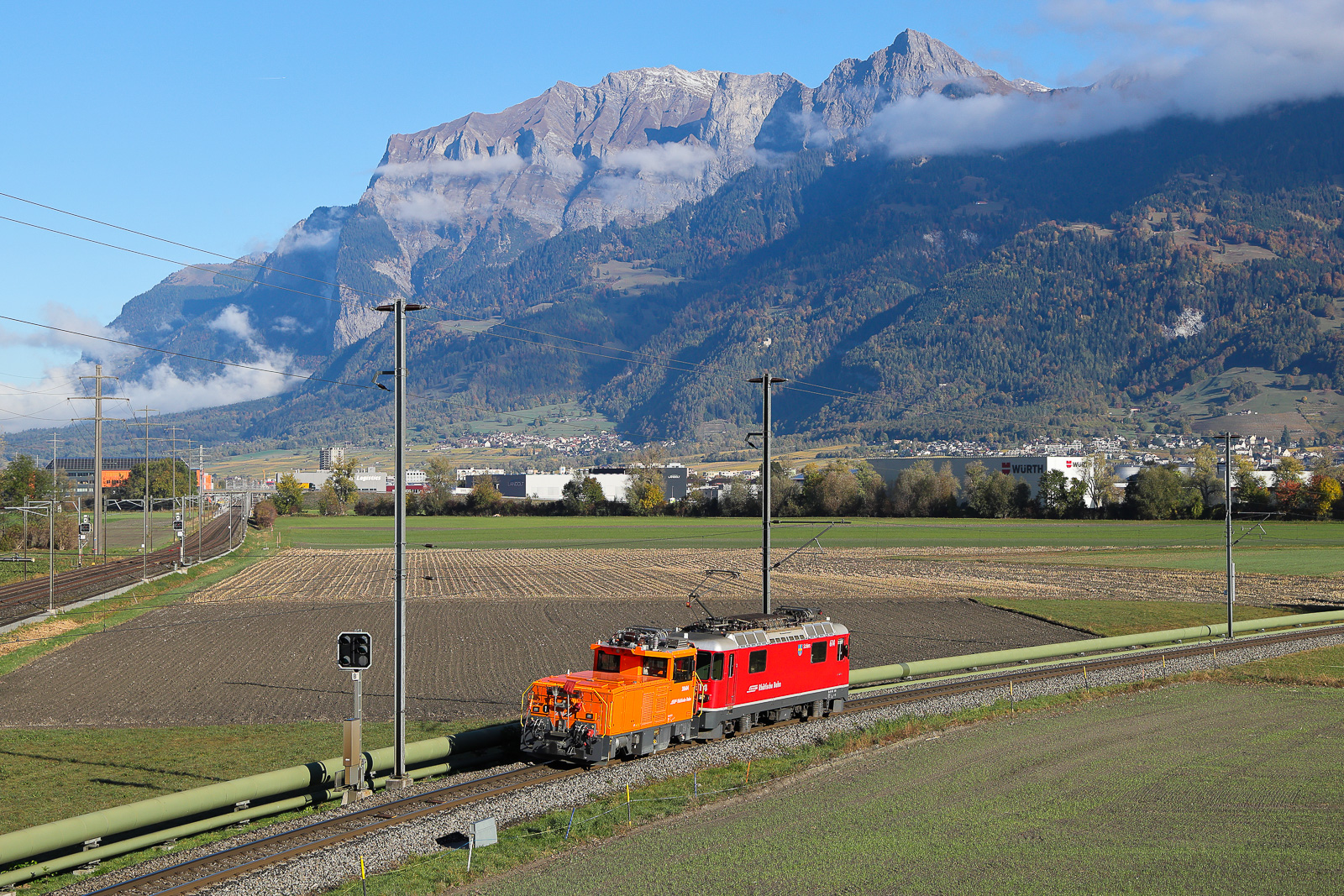 RhB - Rangierlok Geaf 2/2 20604 und RhB Ge 4/4 II 614 am 29.10.26 auf dem Abzweig von Chur nach Landquart.