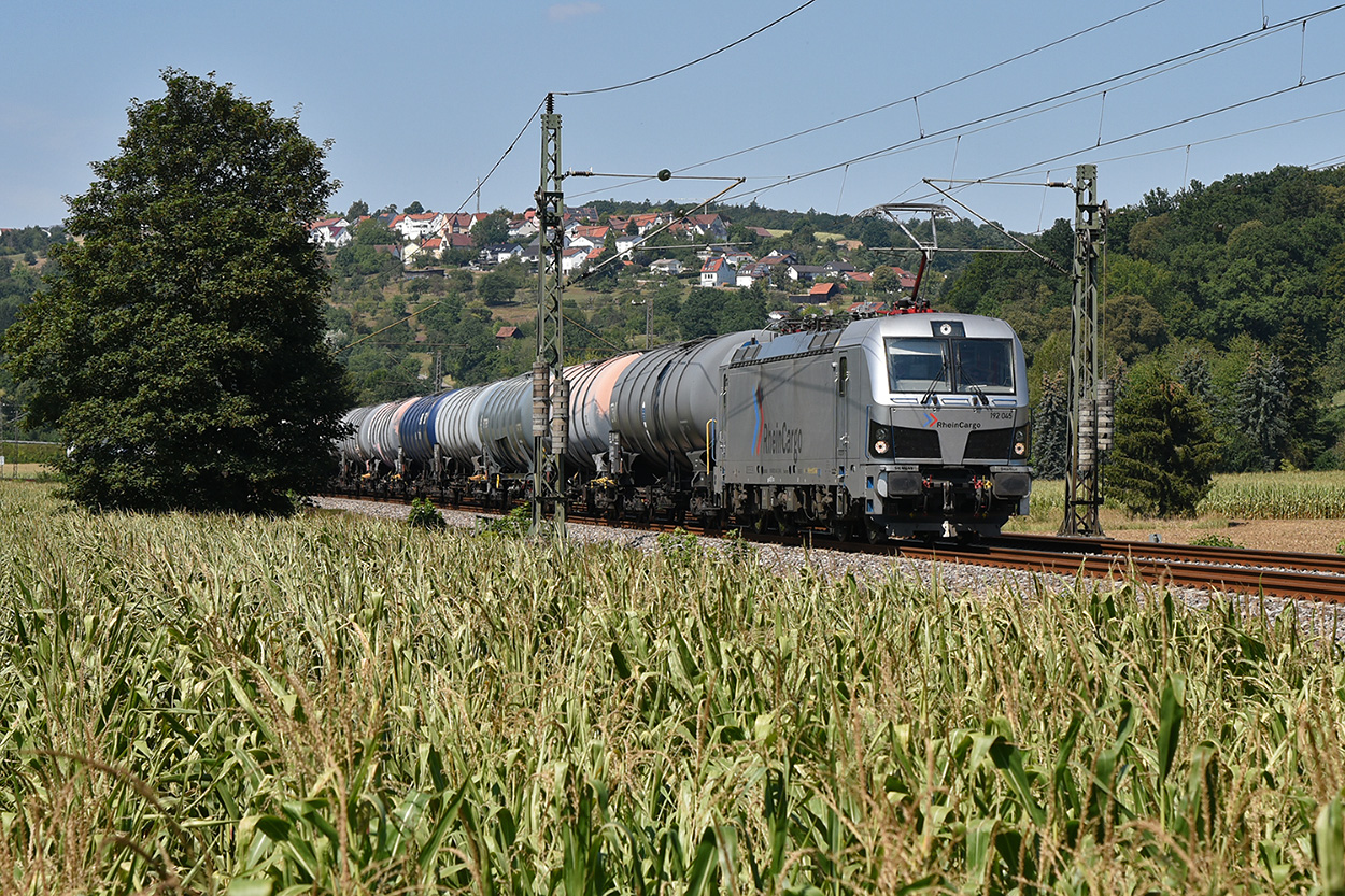 RHC 192 045-3 mit Kesslzug vor Uhingen 23.08.2022