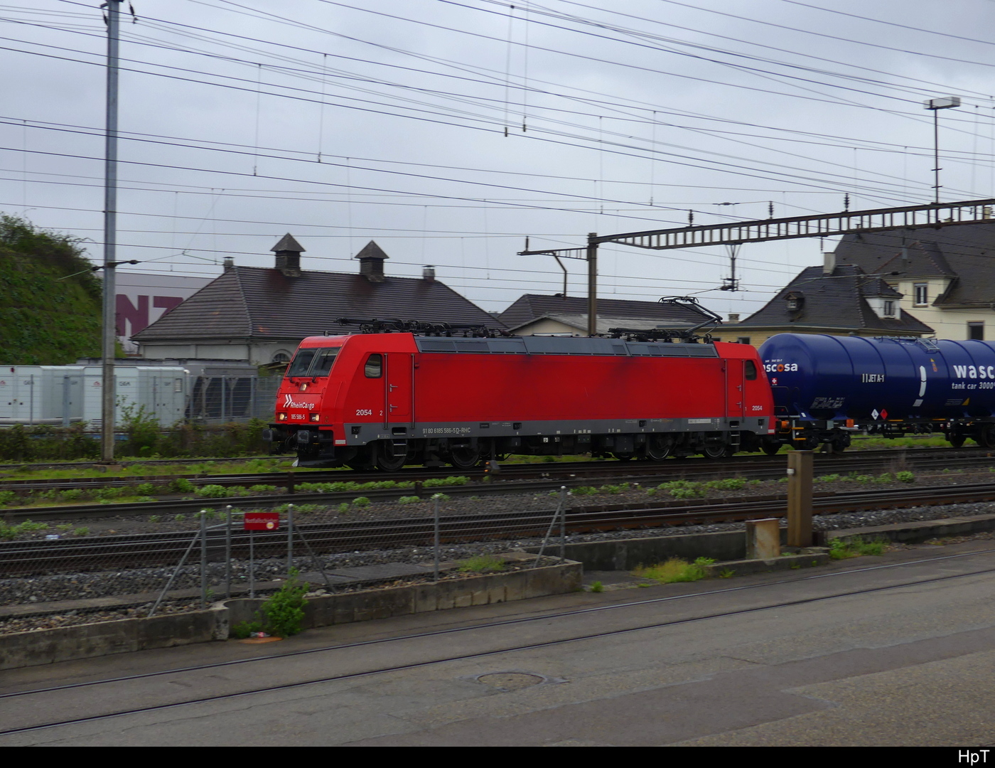 RHC - 91 80 6 185 586-5 mit Güterzug im Regen unterwegs in Pratteln am 02.04.2024 .. Standort des Fotografen ausserhalb der Geleisanlagen