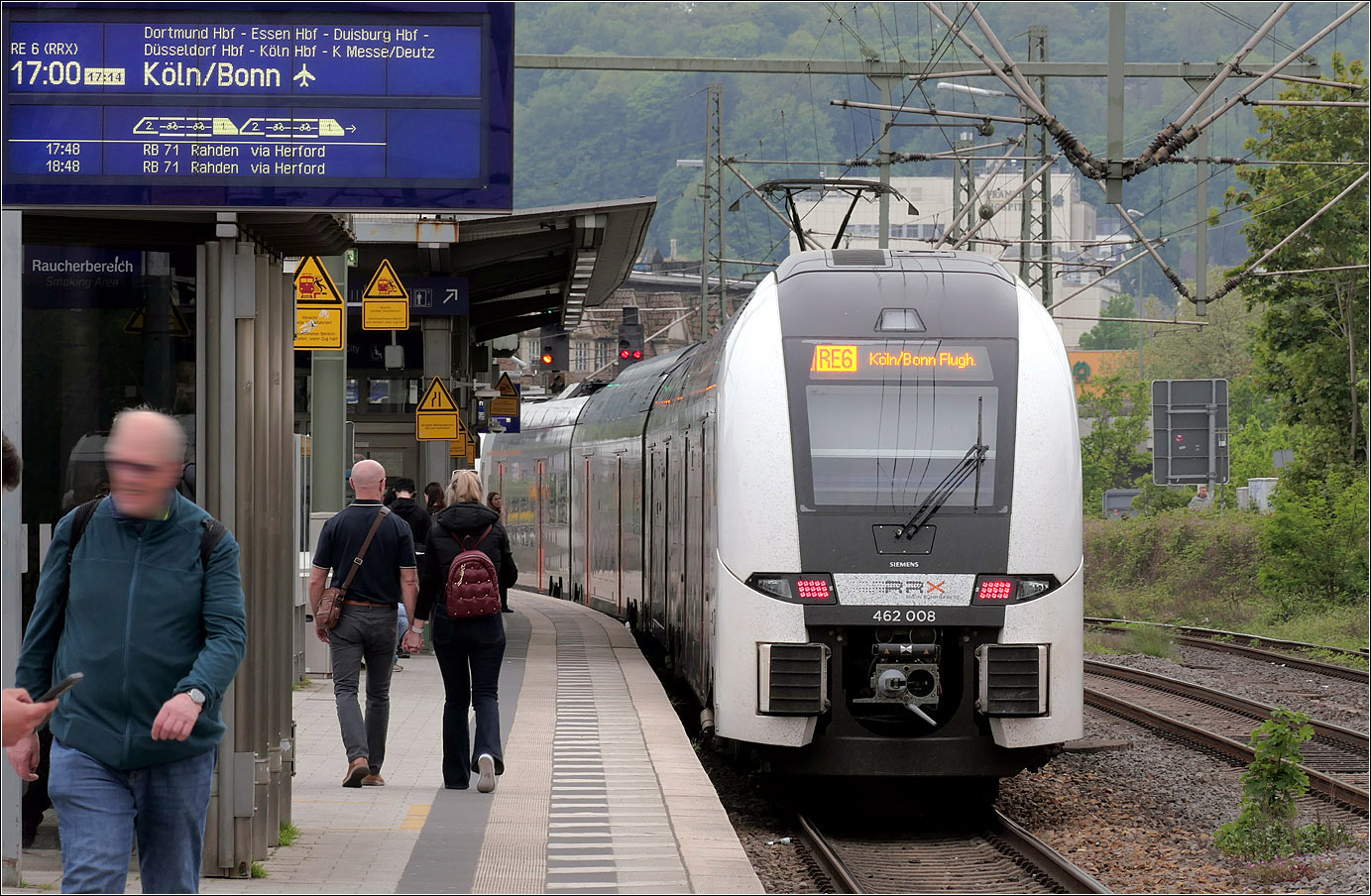 Rhein-Ruhr-Express (RRX) in Bielefeld - 

Abfahrt des 462 008 als RE 6 zum Flughafen K�ln/Bonn.

04.05.2026 (M)