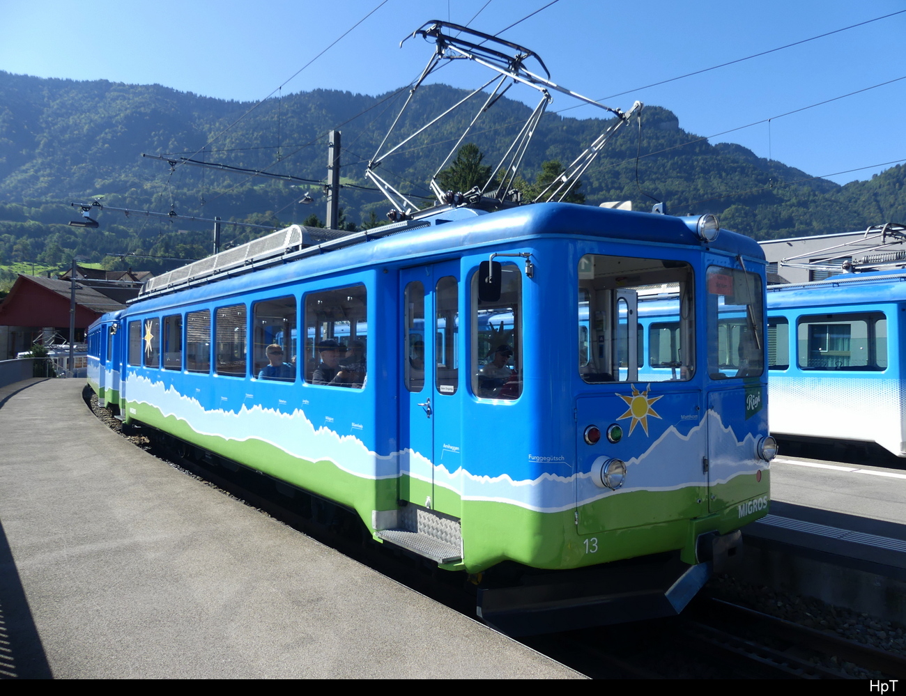Rigi Bahn - Triebwagen BDeh 2/4  13 mit Steuerwagen Bt 23 im Endbahnhof der Rigibahn in Arth-Goldau am 25.09.2023