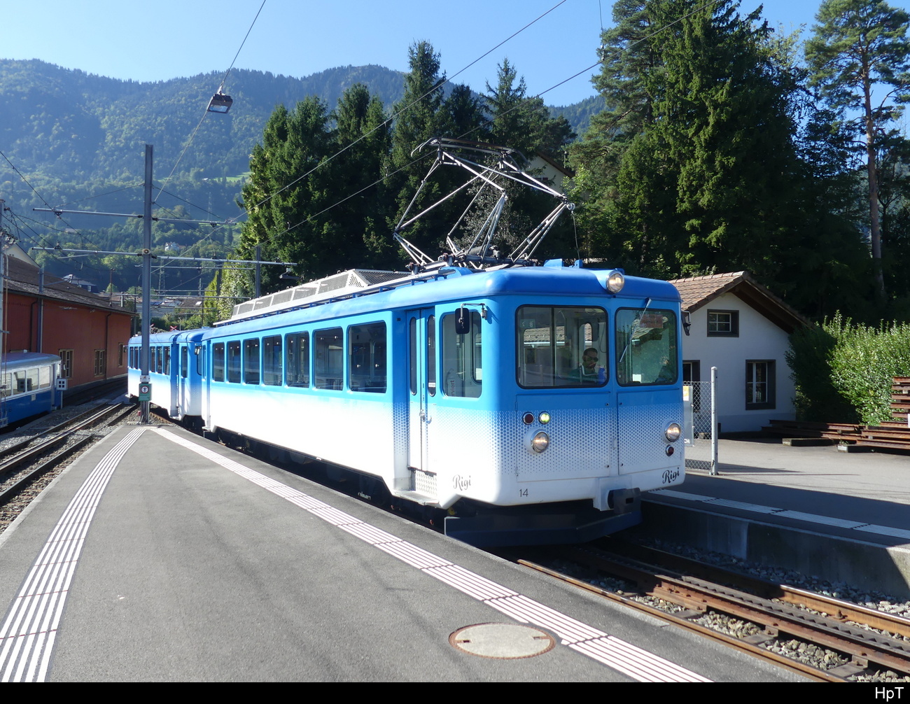 Rigi Bahn - Triebwagen BDeh 2/4 14 mit Steuerwagen Bt 24 bei der einfahrt in den Endbahnhof der Rigibahn in Arth-Goldau am 25.09.2023