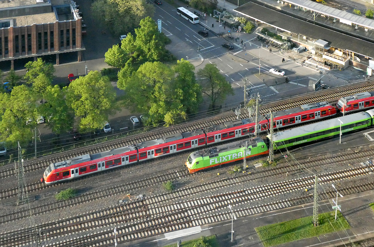 Rot begegnet Grün im Bahnhof Köln Messe/Deutz. Das Foto wurde von der Aussichtsplattform 'Triangle' aufgenommen. Köln, 18.4.2024