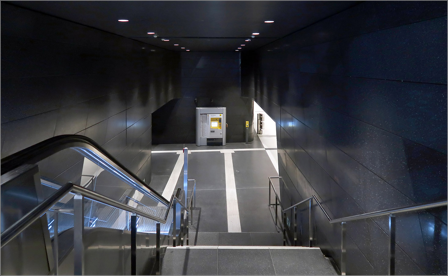 Rotes Rathaus - Drei neue U-Bahnhöfe in Berlin - 

Die Treppenabgänge sind in einem räumlich von den Bahnsteigen abgetrennten Bereich und sind sehr dunkel gehalten.

13.07.2023 (M) 