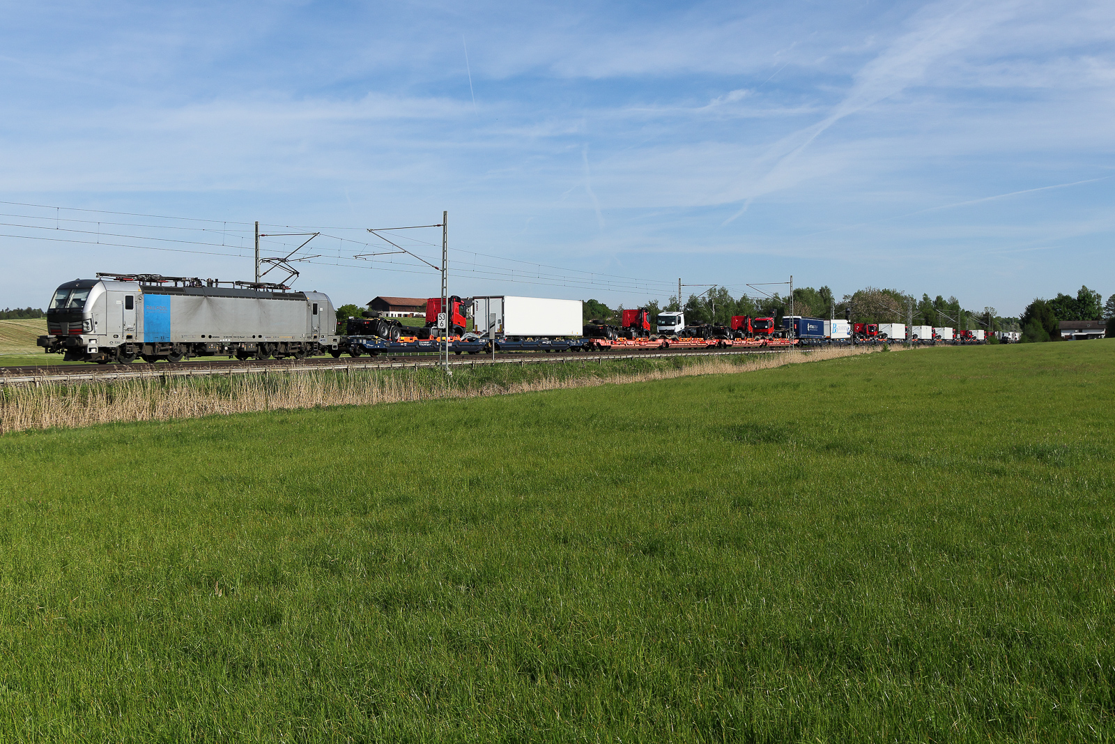 Rpool 193 138 mit neuen Fahrzeugen am 5 Mai 26 bei Ostermünchen.