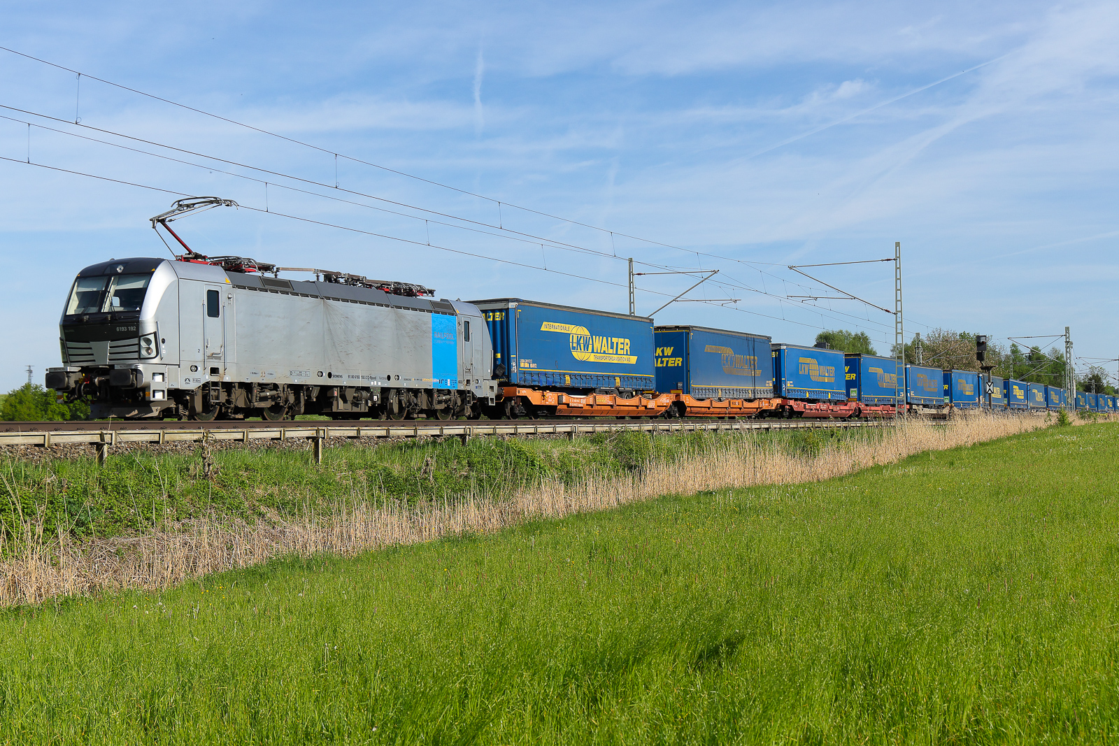 Rpool 193 192 mit LKW Walter am 5 Mai 26 bei Ostermünchen.
