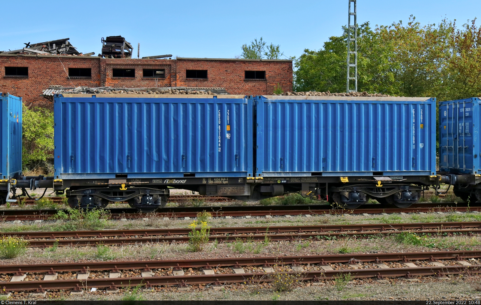 Rübenverkehr in Könnern
Ein in Serbien registrierter vierachsiger Containertragwagen mit der Bezeichnung  Sgns  (33 72 4556 048-3 SRB-AXBSK) ist ebenfalls mit im Verband eines Zuckerrüben-Zuges im Bahnhof Könnern. Die Rüben gelangen zur Weiterverarbeitung in die hier ansässige Zuckerfabrik. Dafür werden die Container auf LKW umgeschlagen.
Das Bild entstand vom Bahnsteig 2/3.

🧰 AXBenet s.r.o.
🕓 22.9.2022 | 10:48 Uhr