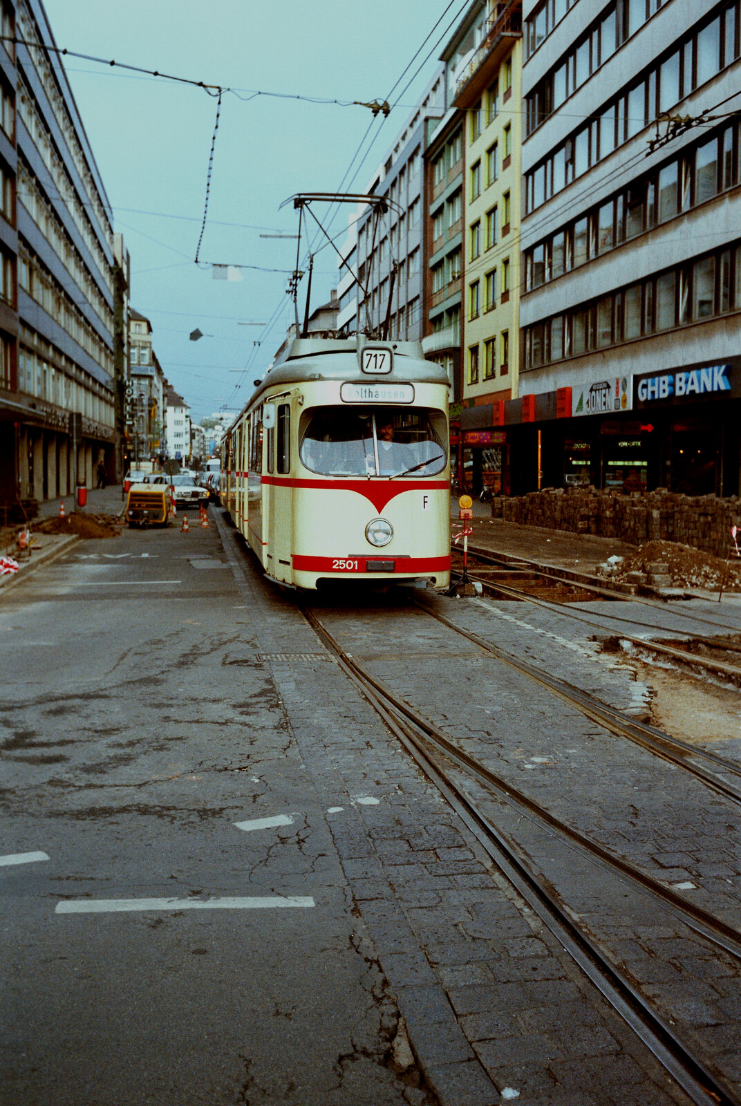 Rund um den Düsseldorfer Hauptbahnhof wurde 1983 sehr viel gebaut. Der GT6 2501 fährt hier auf den Bahnhofsvorplatz Düsseldorf zu.