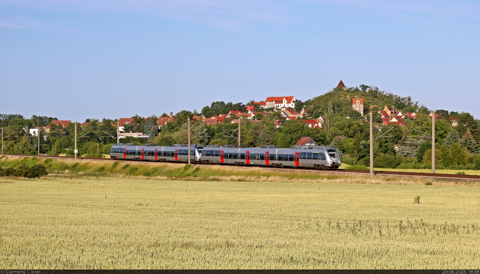 S-Bahn im Doppelpack: Zwei 1442 (Bombardier Talent 2) haben Landsberg (Saalekreis) verlassen.

🧰 S-Bahn Mitteldeutschland (MDSB II | DB Regio S�dost)
🚝 S 37859 (S8) Falkenberg(Elster)–Halle(Saale)Hbf
🕓 20.6.2025 | 18:38 Uhr