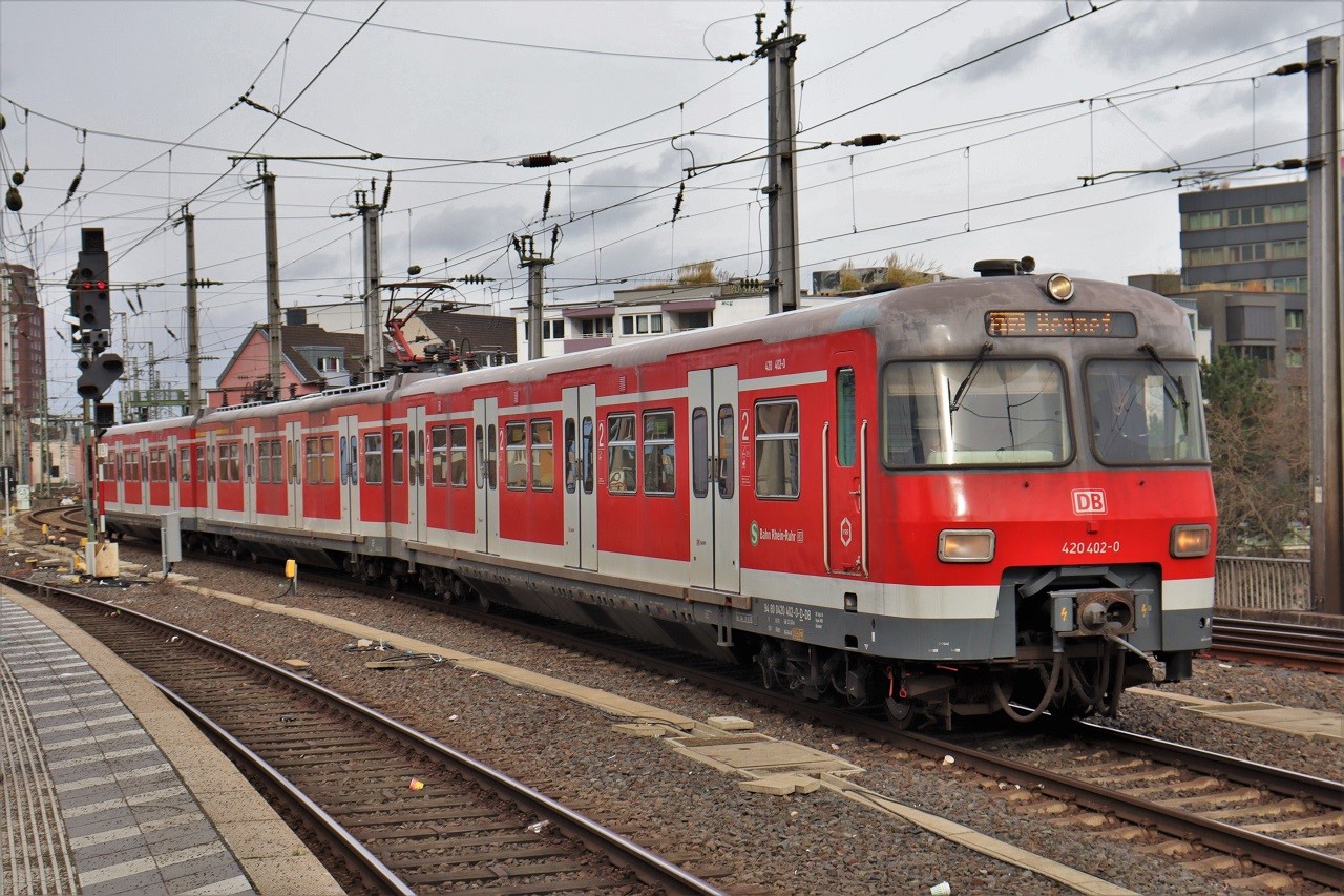 S-Bahn Rhein Ruhr 420 402 als S 12 nach Hennef (Sieg) in Köln Hbf am 21.02.2024.