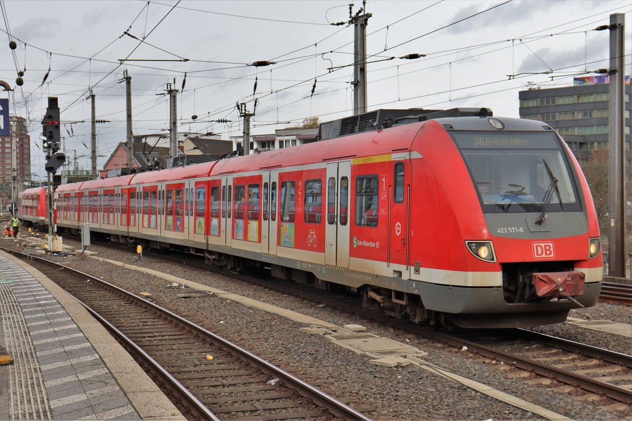 S-Bahn Rhein-Ruhr 422 071 mit einem Schwesterfahrzeug als S 6 Köln-Worringen nach Düsseldorf-Rath Mitte in Köln Hbf am 21.02.2024.