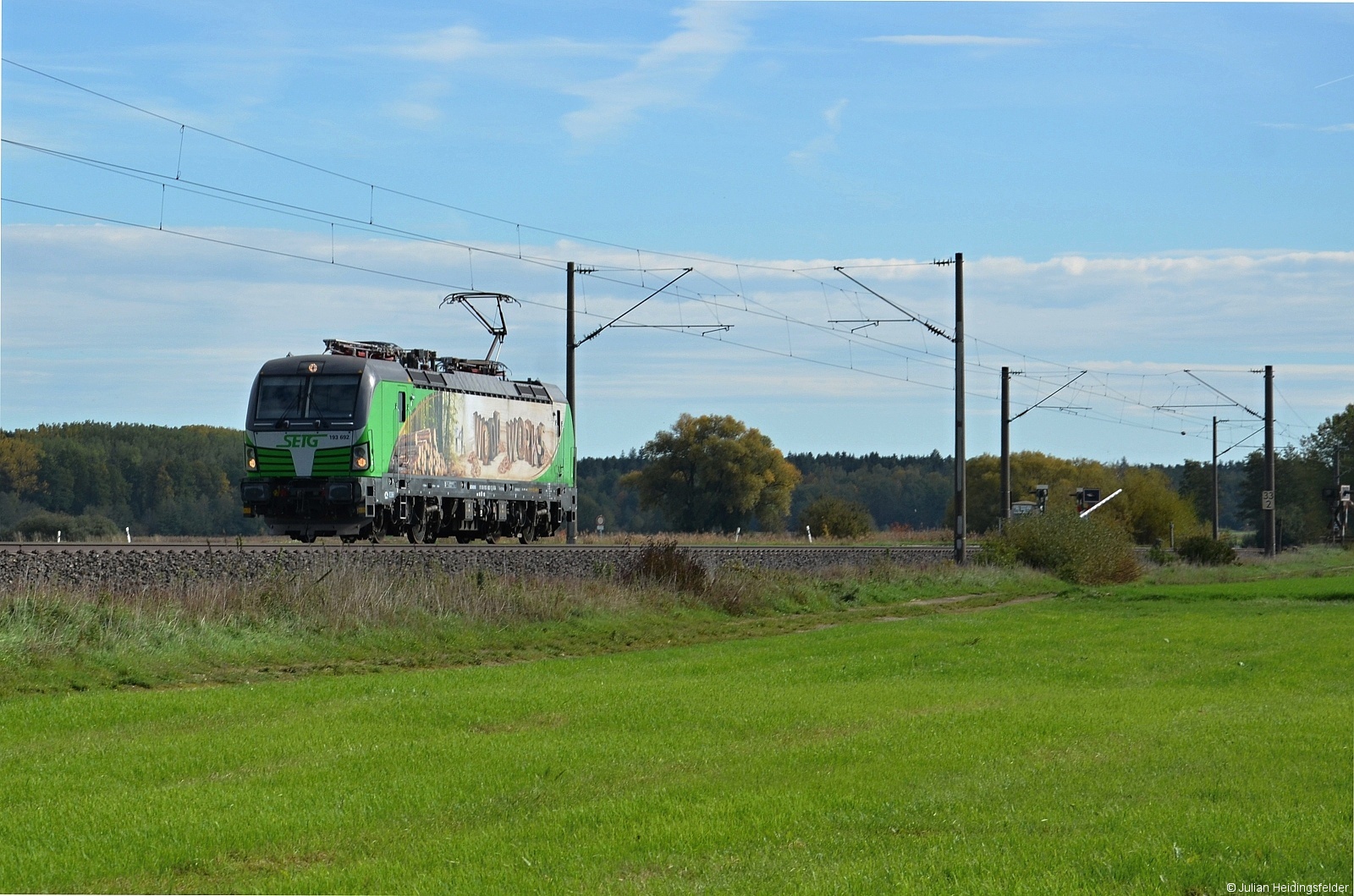 S Rail GmbH Vectron Werbelok 193 692-1  Wood Works  vermietet an die SETG fährt als LZ am 16.10.2022 in Richtung Ansbach