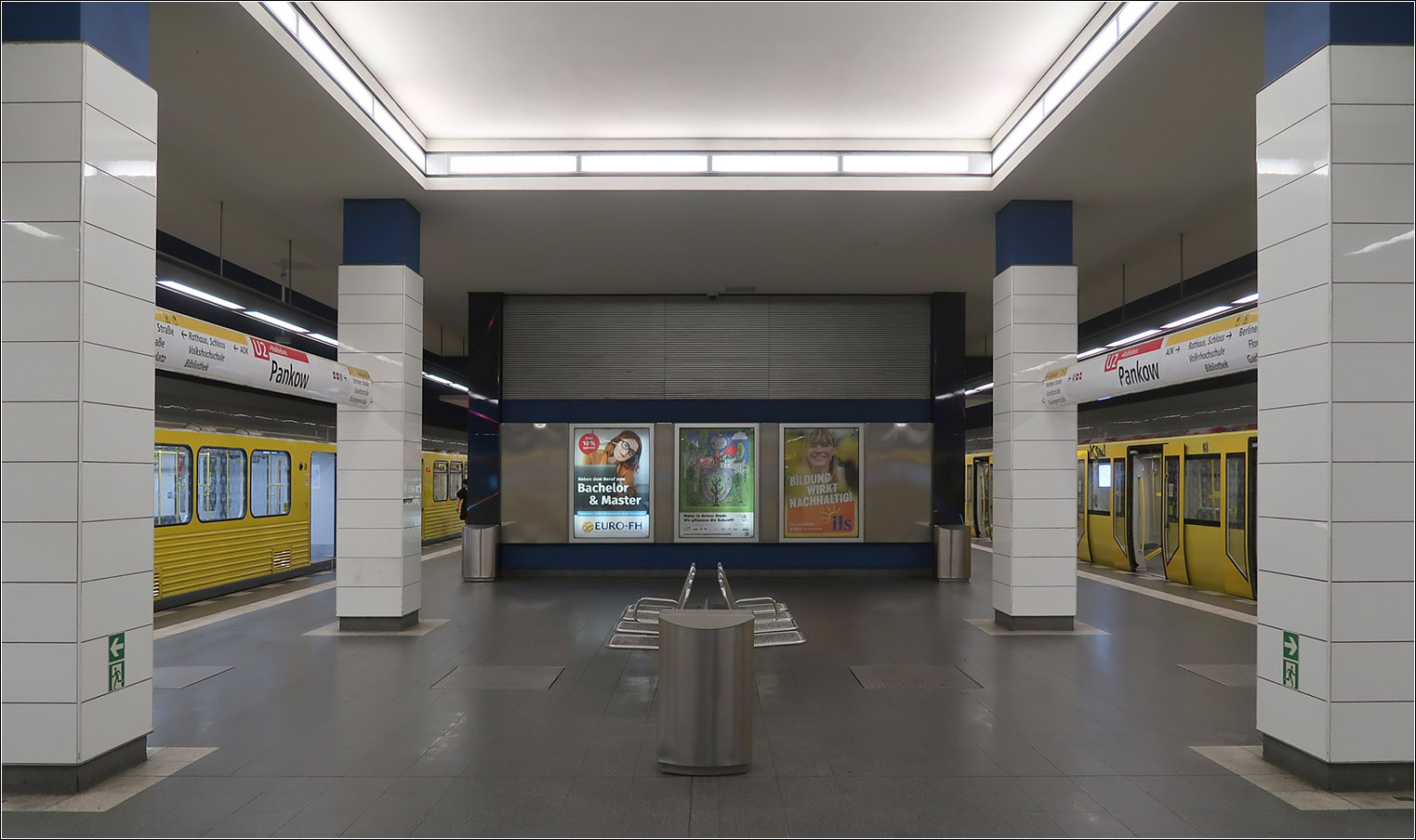 Sachliche Architektur - 

Nach den für mich etwas überladen wirkenden U-Bahnhöfe der U7-Strecke nach Spandau und der U8-Verlängerung nach Wittenau finde ich dir Rückkehr zu einer mehr sachlichen Architektur am im Jahr  2000 eröffneten U-Bahnhof Pankow sehr wohltuend. Ein Akzent mit räumlicher Wirkung setzt hier der erhöhte Deckenbereich mit der integrierten Beleuchtung.

14.07.2023 (M)