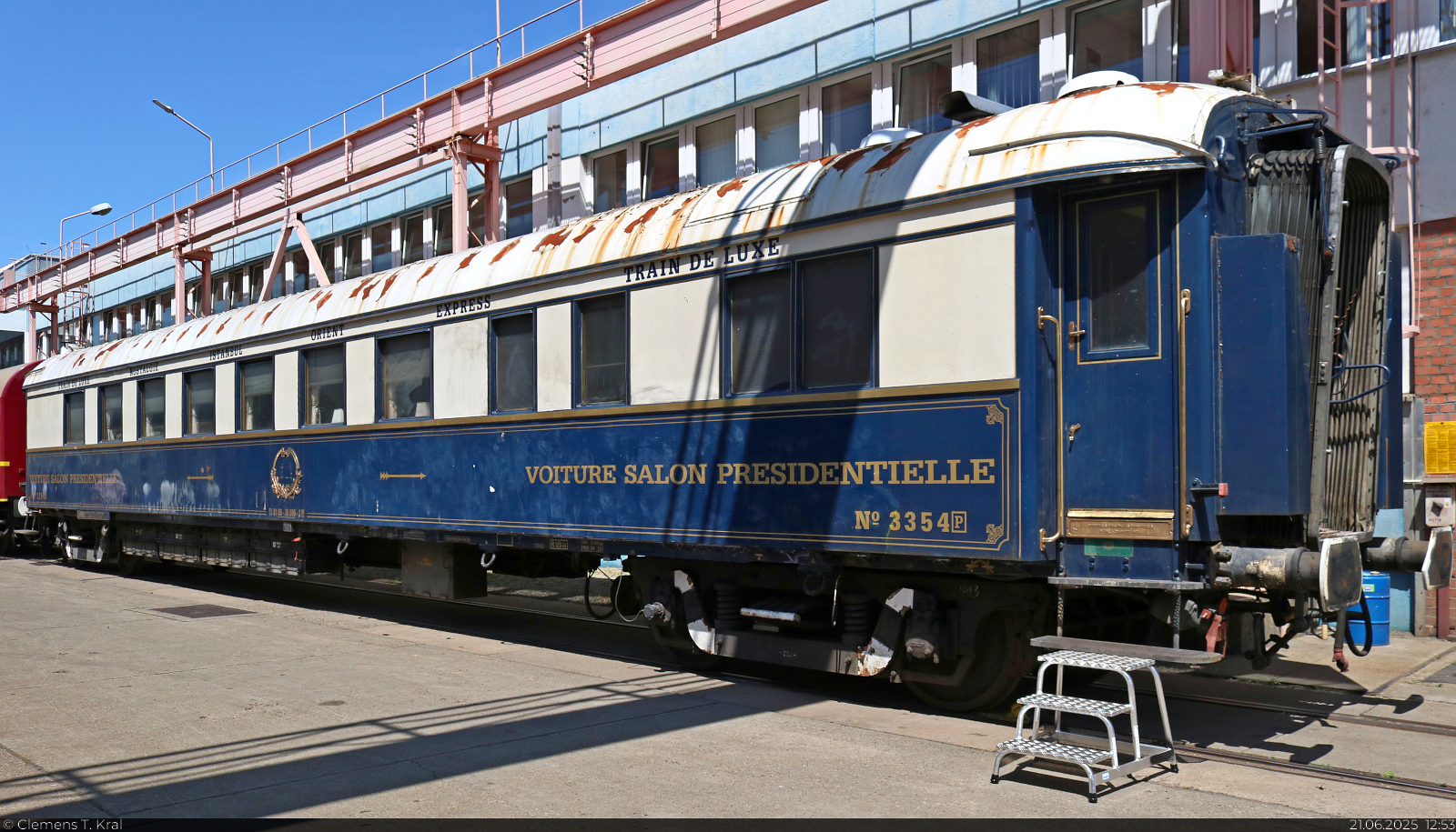 Salon-Wagen № 3354 (51 81 08-30 006-3 | Voiture Salon Presidentielle) der ehemaligen Compagnie Internationale des Wagons-Lits (CIWL) mit der Bezeichnung  WR , ausgestellt zum Tag der offenen T�r bei der Verkehrs Industrie Systeme GmbH (VIS) in Halberstadt.

🧰 Transeurop Eisenbahn AG (TEAG)
🕓 21.6.2025 | 12:53 Uhr